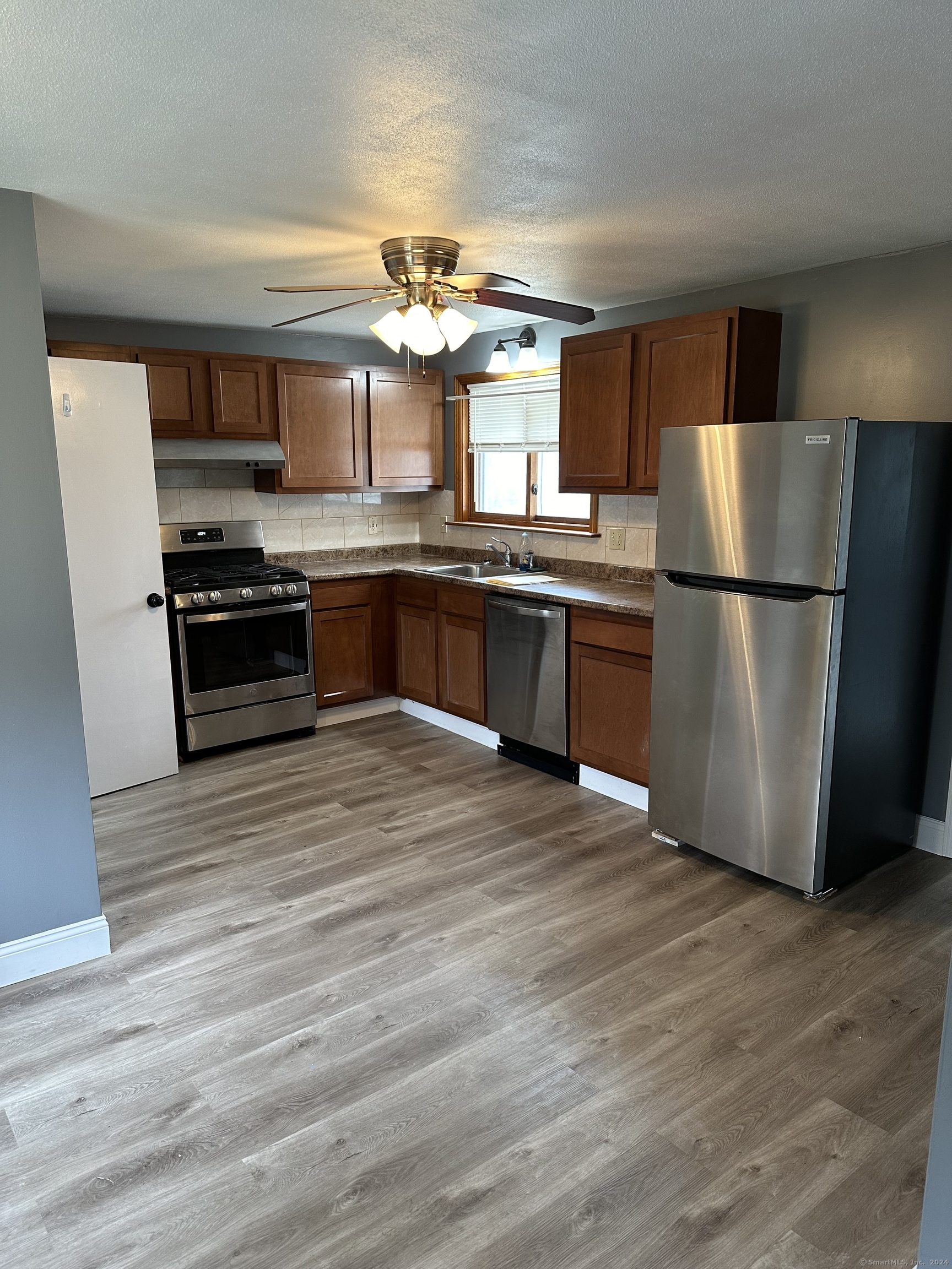 35 Lines Hill Street, Naugatuck, Connecticut - 2 Bedrooms  
1 Bathrooms  
4 Rooms - 