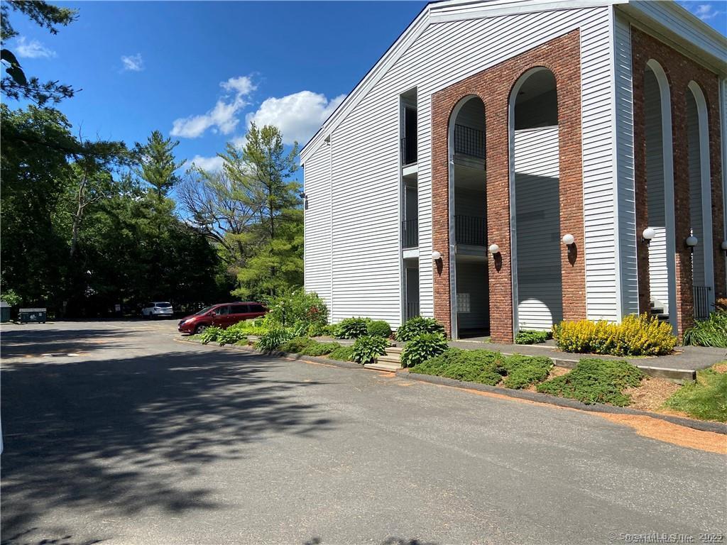 Coalpit Hill Road Apt B, Danbury, Connecticut - 2 Bedrooms  
1 Bathrooms  
5 Rooms - 