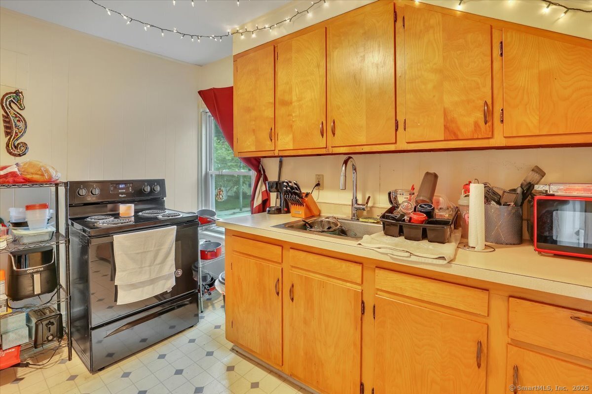 Sprague, Connecticut 06330, United States, 8 Bedrooms Bedrooms, ,5 BathroomsBathrooms,Residential,Active,161611