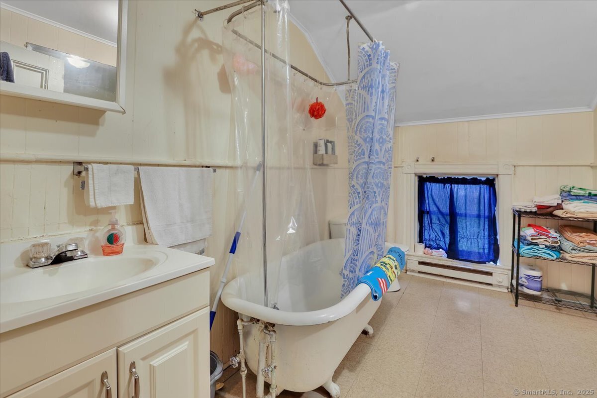 Sprague, Connecticut 06330, United States, 8 Bedrooms Bedrooms, ,5 BathroomsBathrooms,Residential,Active,161611