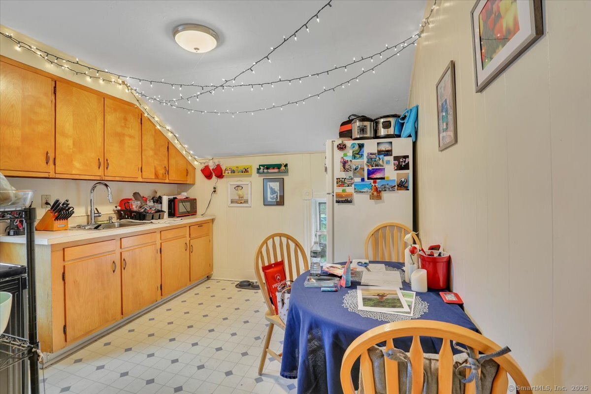 Sprague, Connecticut 06330, United States, 8 Bedrooms Bedrooms, ,5 BathroomsBathrooms,Residential,Active,161611