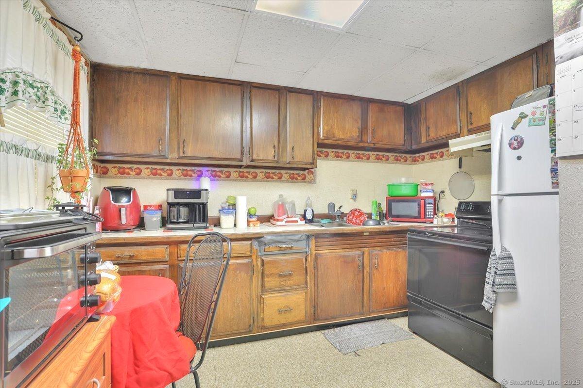 Sprague, Connecticut 06330, United States, 8 Bedrooms Bedrooms, ,5 BathroomsBathrooms,Residential,Active,161611