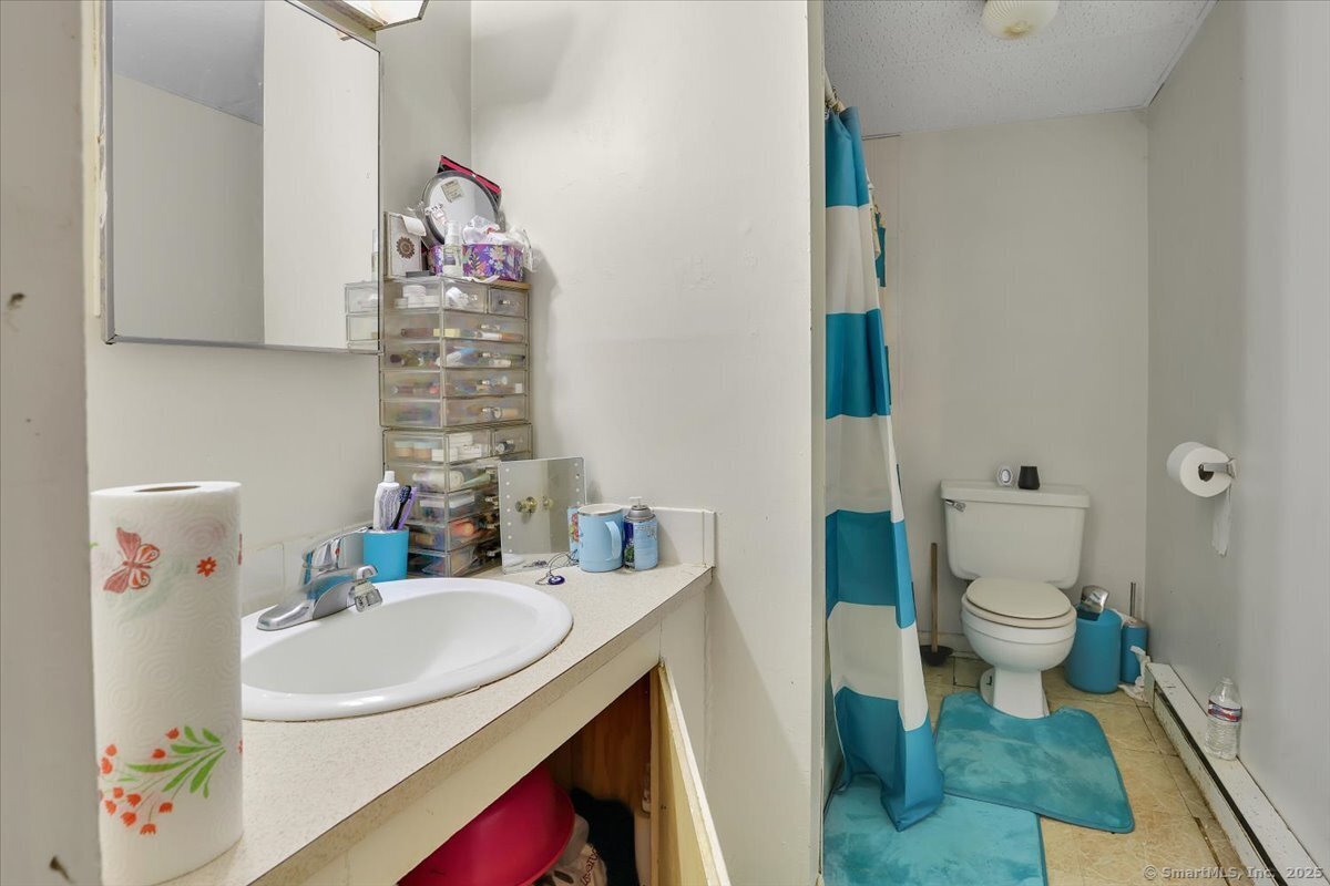 Sprague, Connecticut 06330, United States, 8 Bedrooms Bedrooms, ,5 BathroomsBathrooms,Residential,Active,161611