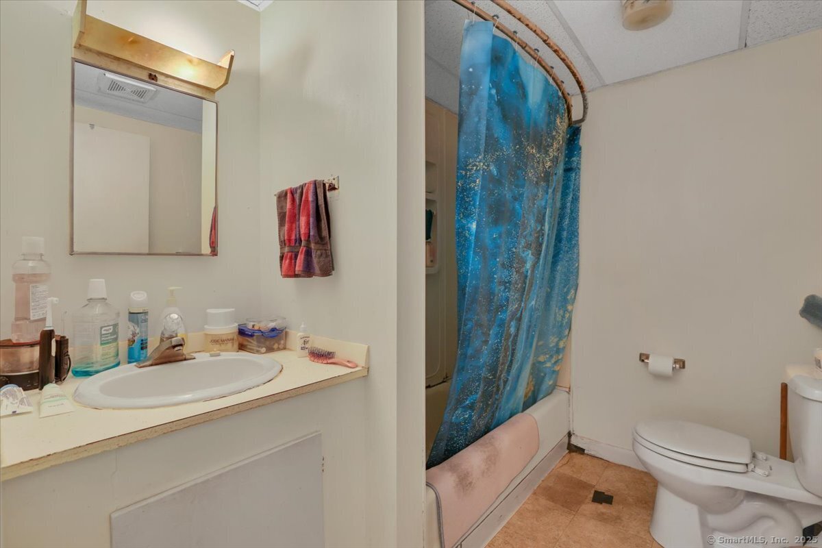 Sprague, Connecticut 06330, United States, 8 Bedrooms Bedrooms, ,5 BathroomsBathrooms,Residential,Active,161611