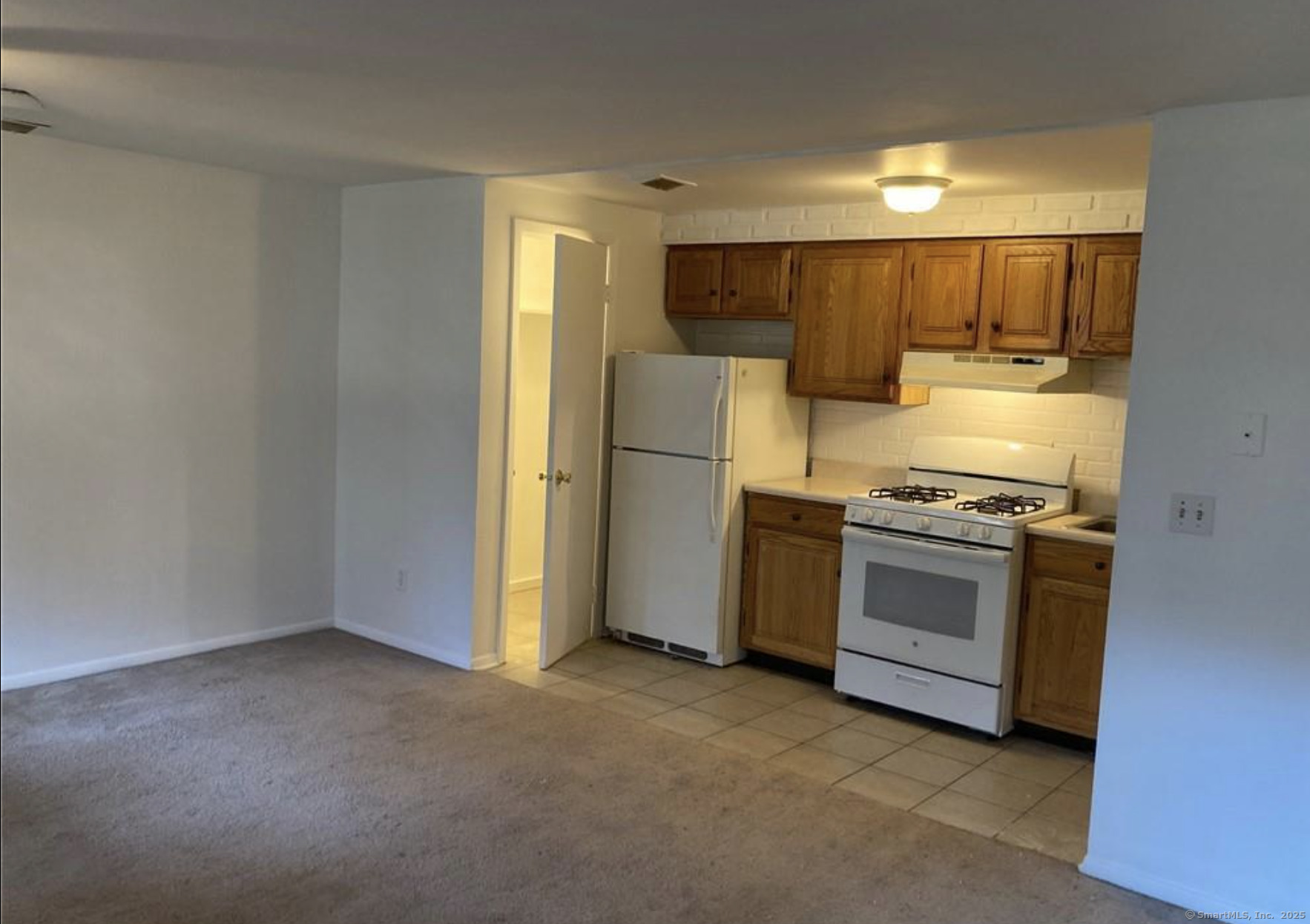 Towne, House Road 15, Hamden, Connecticut - 1 Bedrooms  
1 Bathrooms  
3 Rooms - 