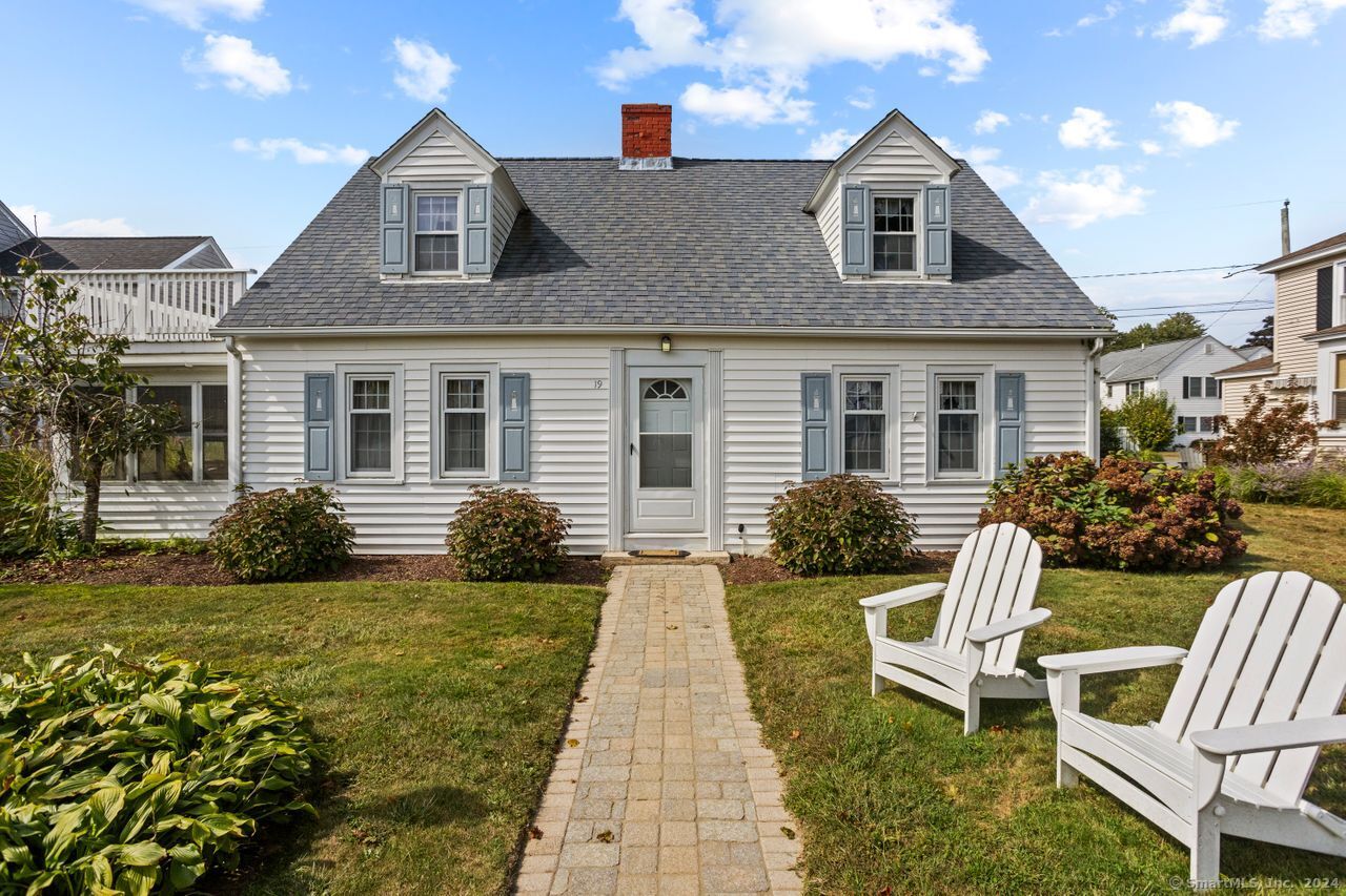 East Walk, Clinton, Connecticut - 3 Bedrooms  
2 Bathrooms  
9 Rooms - 