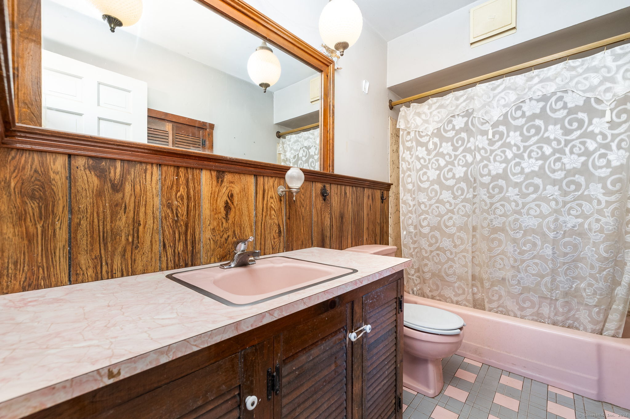 Colchester, Connecticut 06415, United States, 4 Bedrooms Bedrooms, ,2 BathroomsBathrooms,Residential,Pending,24926