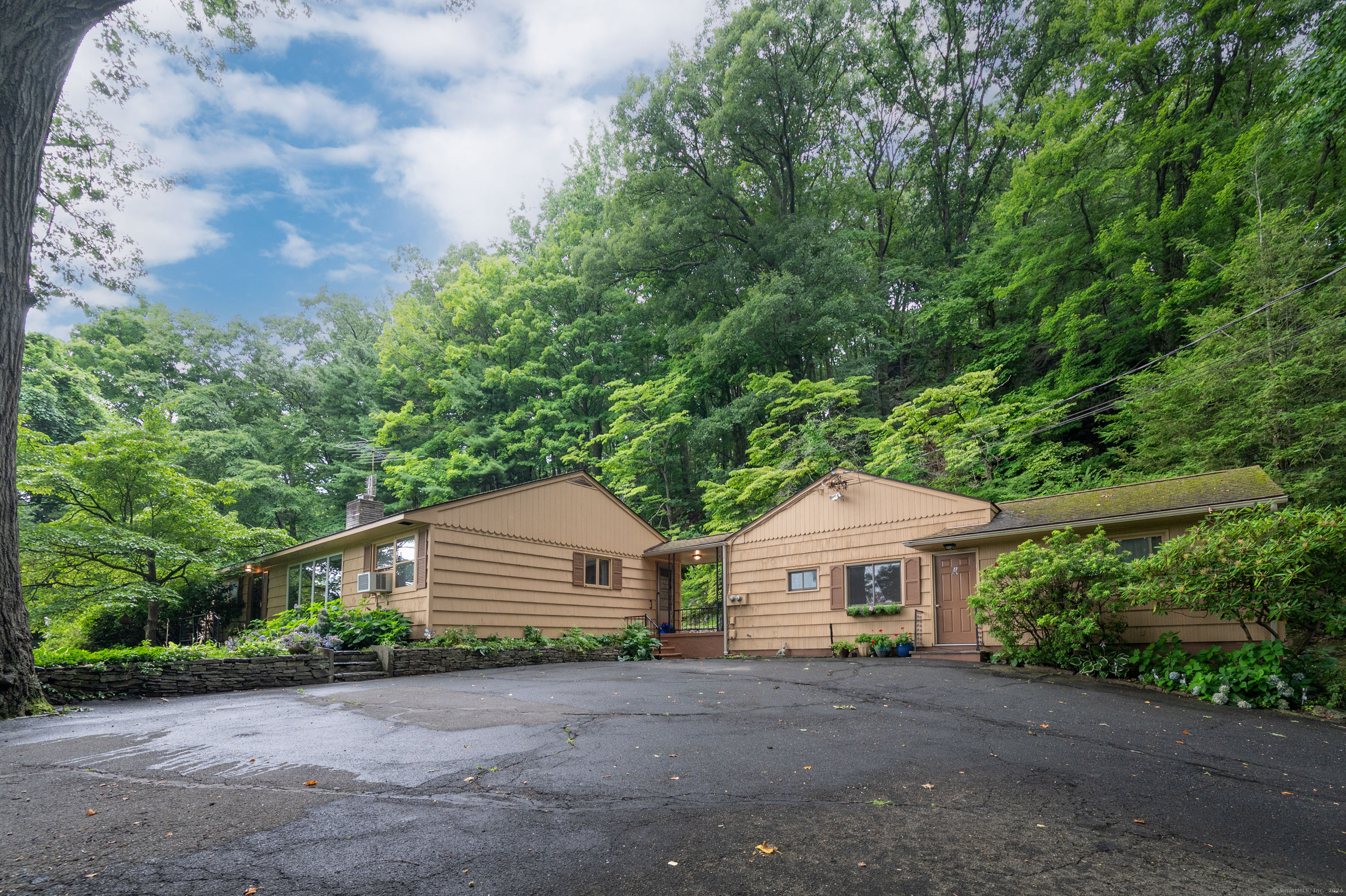 Property for Sale at 71 Mill Plain Road, Danbury, Connecticut - Bedrooms: 4 
Bathrooms: 4 
Rooms: 10  - $679,000