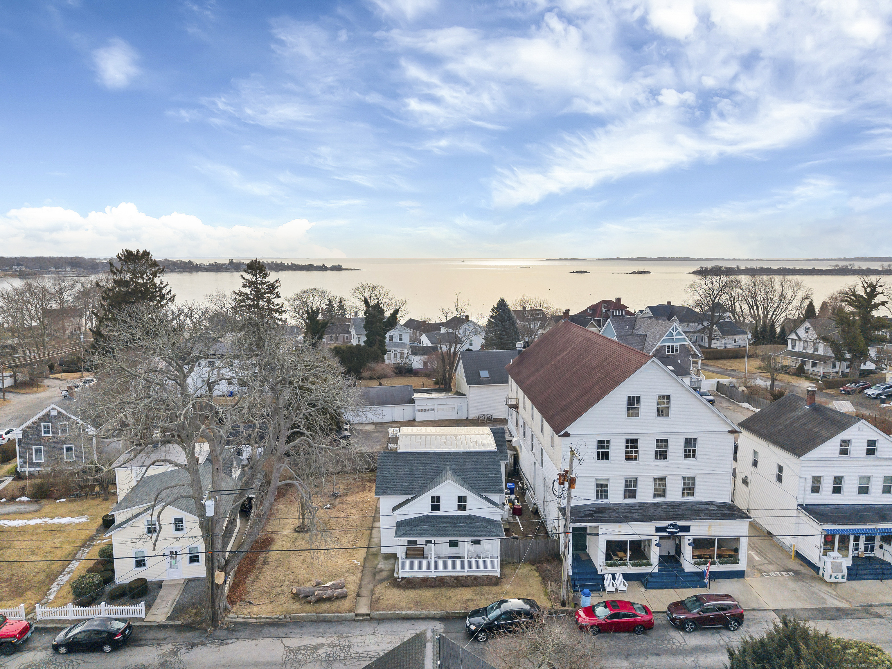 Pearl Street, Groton, Connecticut - 3 Bedrooms  
2 Bathrooms  
8 Rooms - 