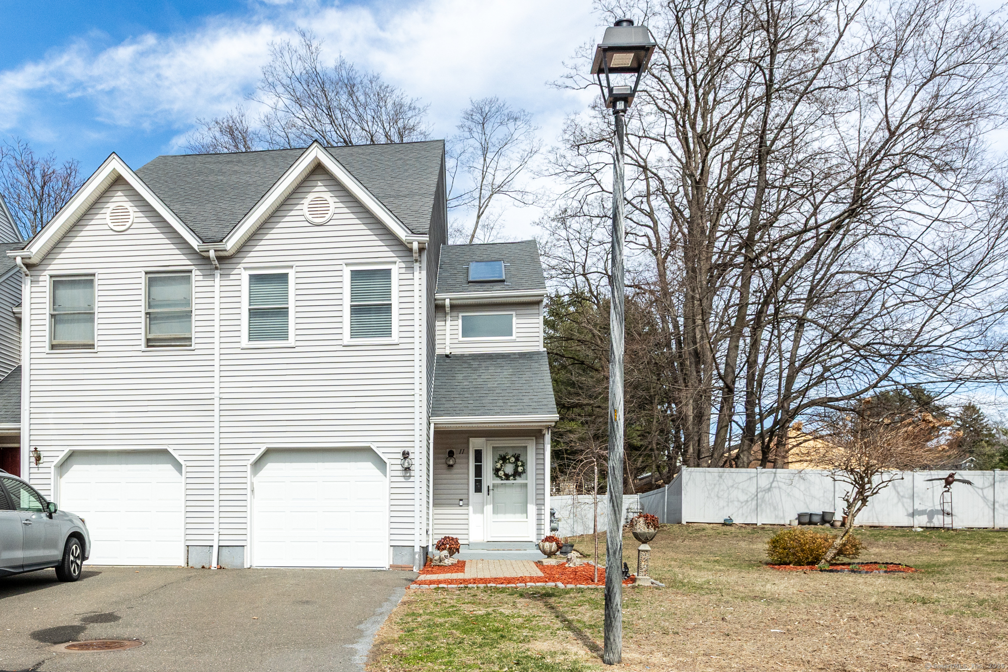Maple Street 11, Vernon, Connecticut - 2 Bedrooms  
2 Bathrooms  
4 Rooms - 