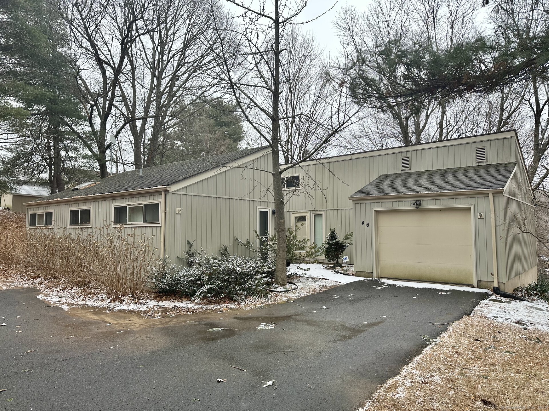 Fairlawn Street, Bristol, Connecticut - 3 Bedrooms  
2 Bathrooms  
5 Rooms - 