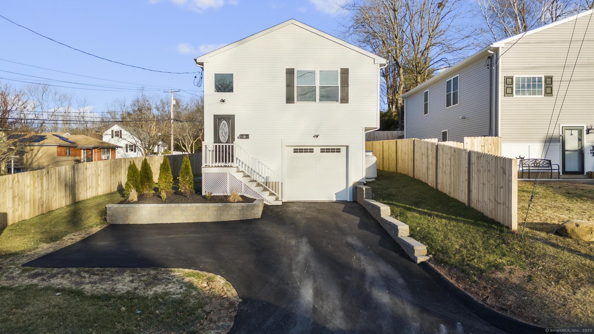 Bidwell Terrace, Middletown, Connecticut - 3 Bedrooms  
3 Bathrooms  
7 Rooms - 