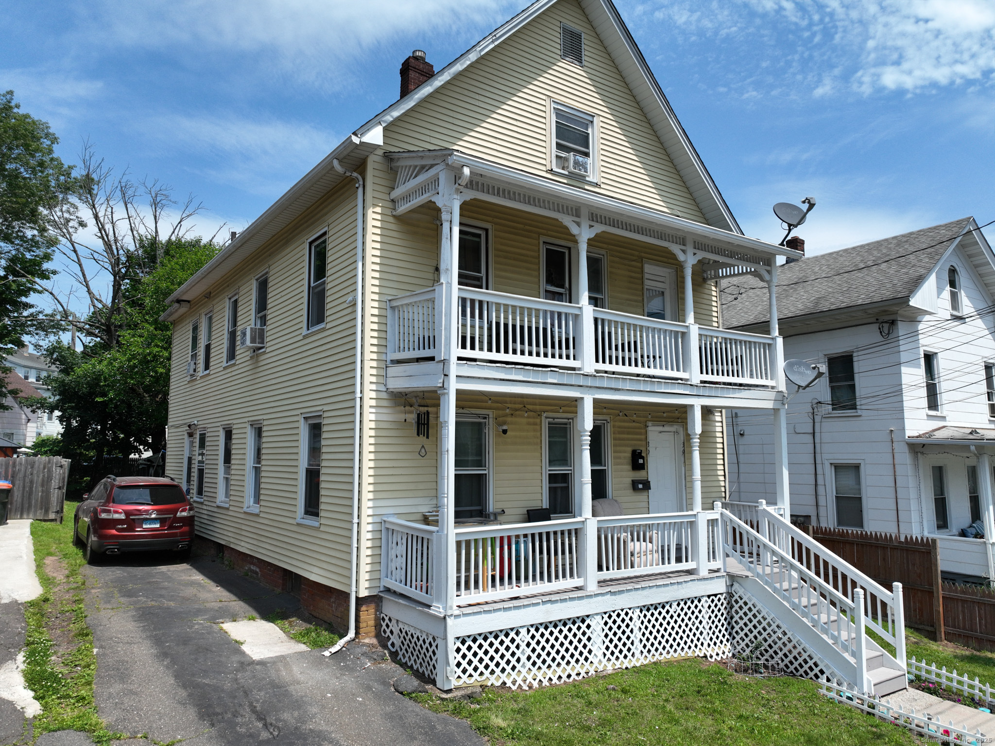 Property for Sale at South Avenue, Meriden, Connecticut - Bedrooms: 6 
Bathrooms: 2 
Rooms: 12  - $349,900
