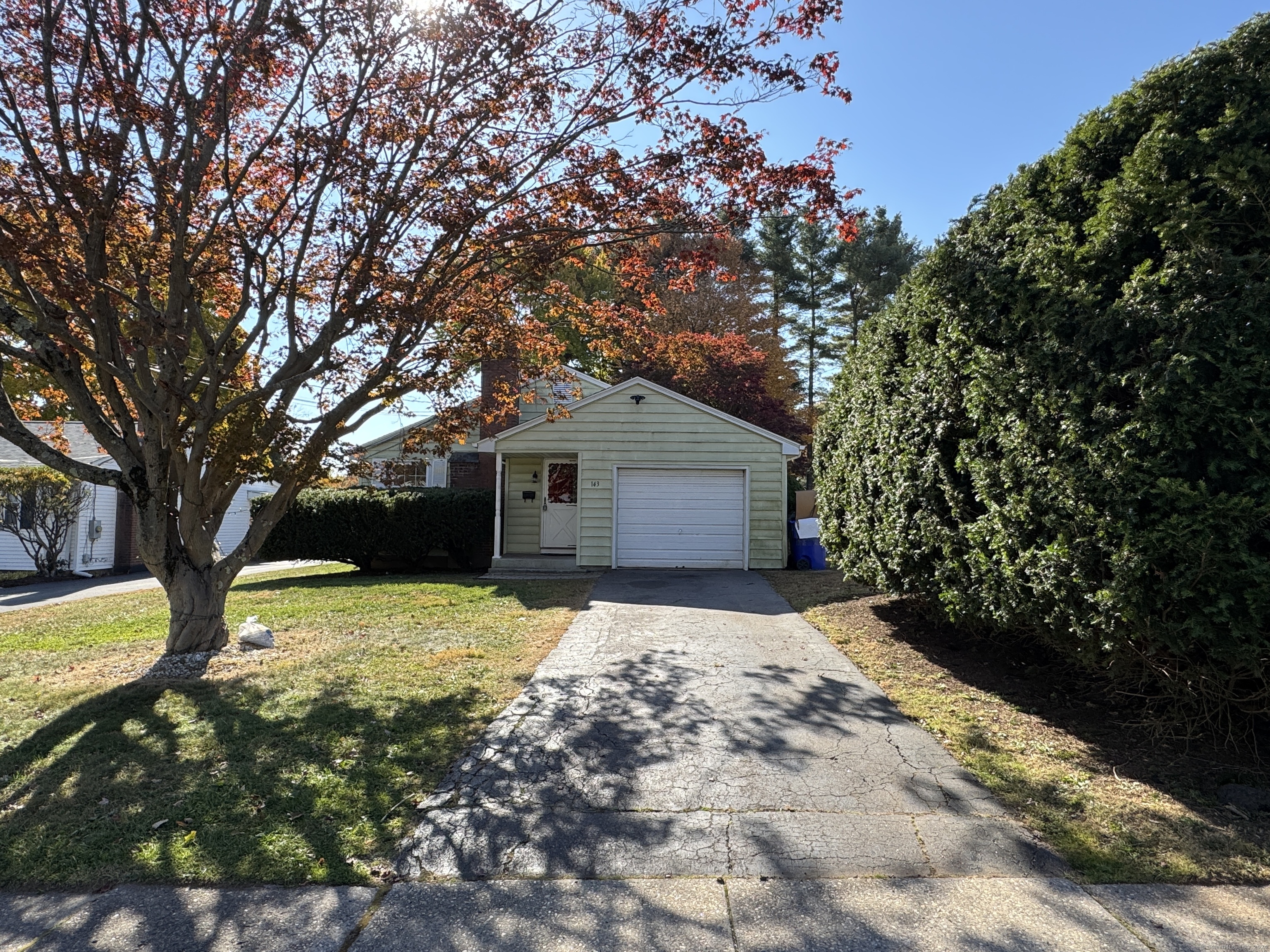 Florence Street, West Hartford, Connecticut - 2 Bedrooms  
1 Bathrooms  
5 Rooms - 