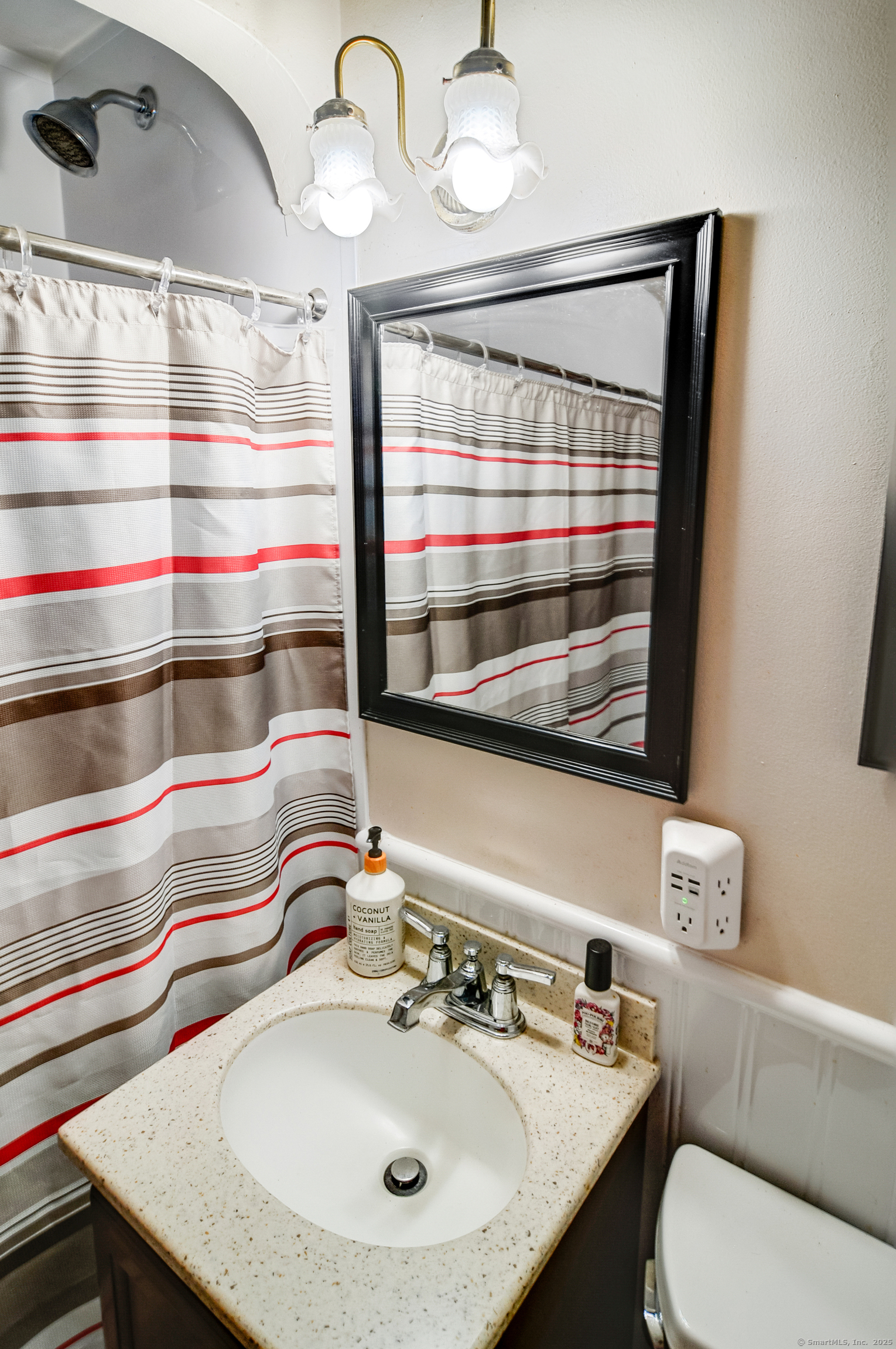 Manchester, Connecticut 06040, United States, 2 Bedrooms Bedrooms, ,1 BathroomBathrooms,Residential,Active,226690