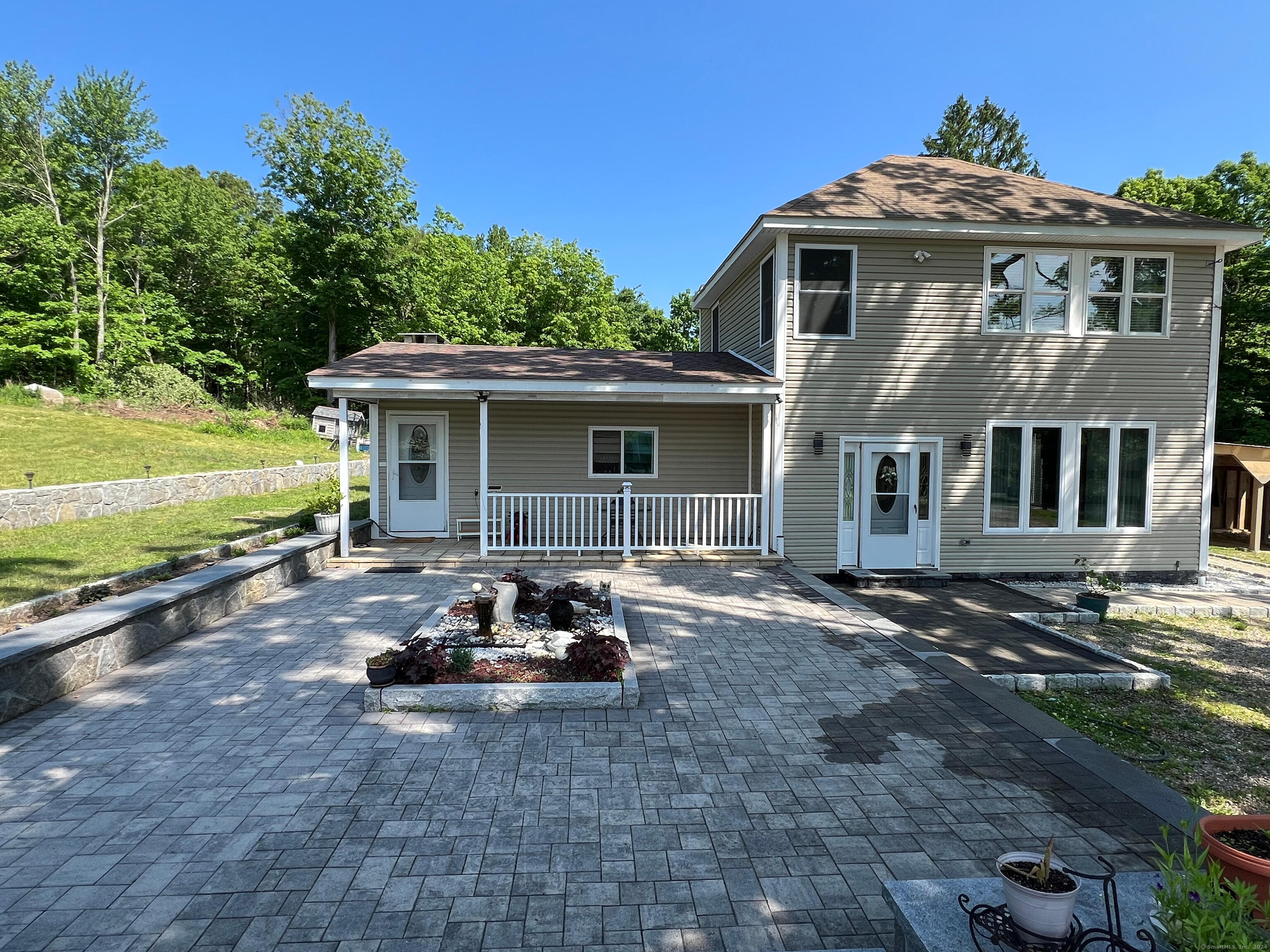 Hunters Mountain Road, Naugatuck, Connecticut - 3 Bedrooms  
3 Bathrooms  
7 Rooms - 