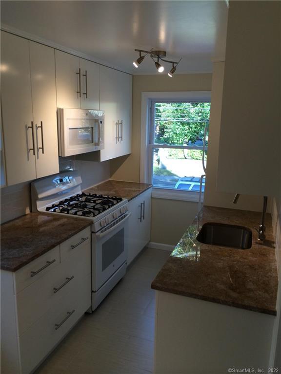 Courtland Avenue A4, Stamford, Connecticut - 1 Bedrooms  
1 Bathrooms  
3 Rooms - 
