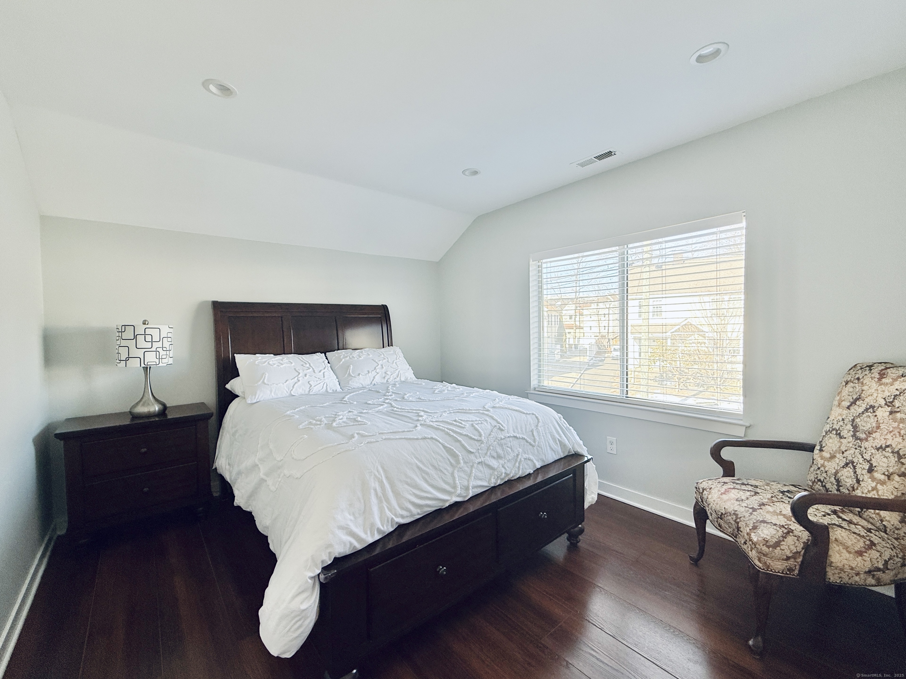 Stamford, Connecticut 06905, United States, 2 Bedrooms Bedrooms, ,2 BathroomsBathrooms,Residential,Pending,76843