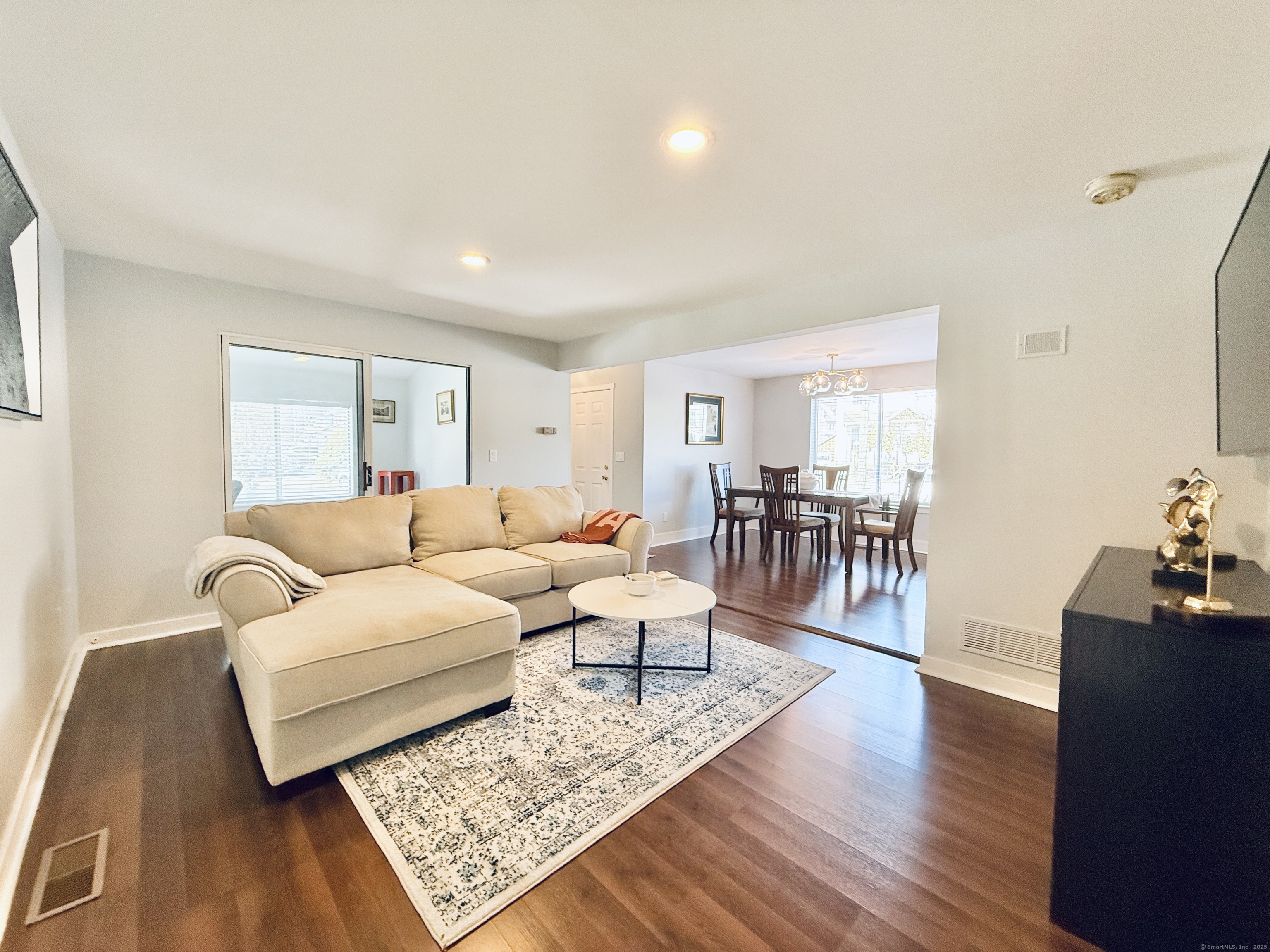 Stamford, Connecticut 06905, United States, 2 Bedrooms Bedrooms, ,2 BathroomsBathrooms,Residential,Pending,76843