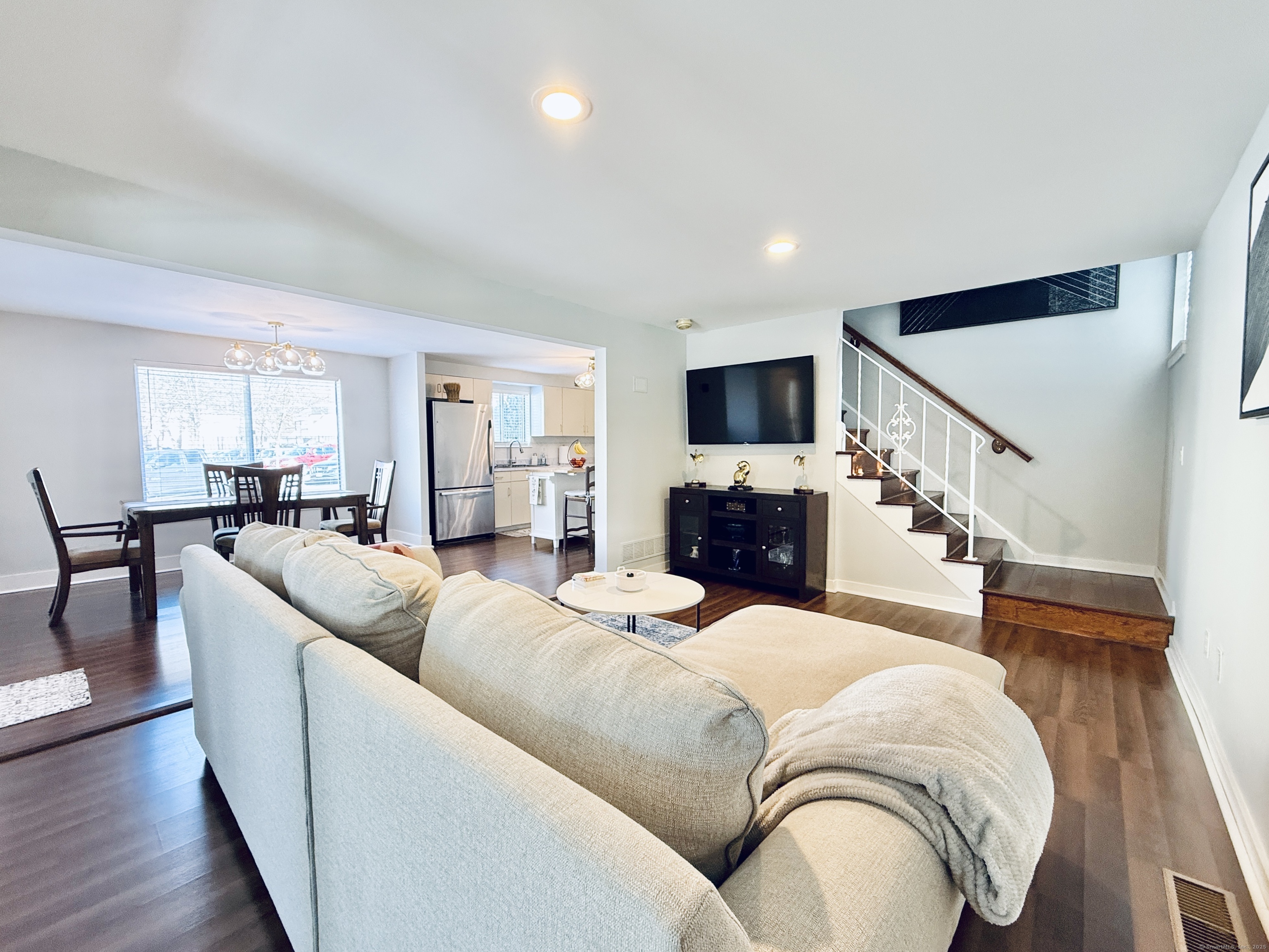 Stamford, Connecticut 06905, United States, 2 Bedrooms Bedrooms, ,2 BathroomsBathrooms,Residential,Pending,76843