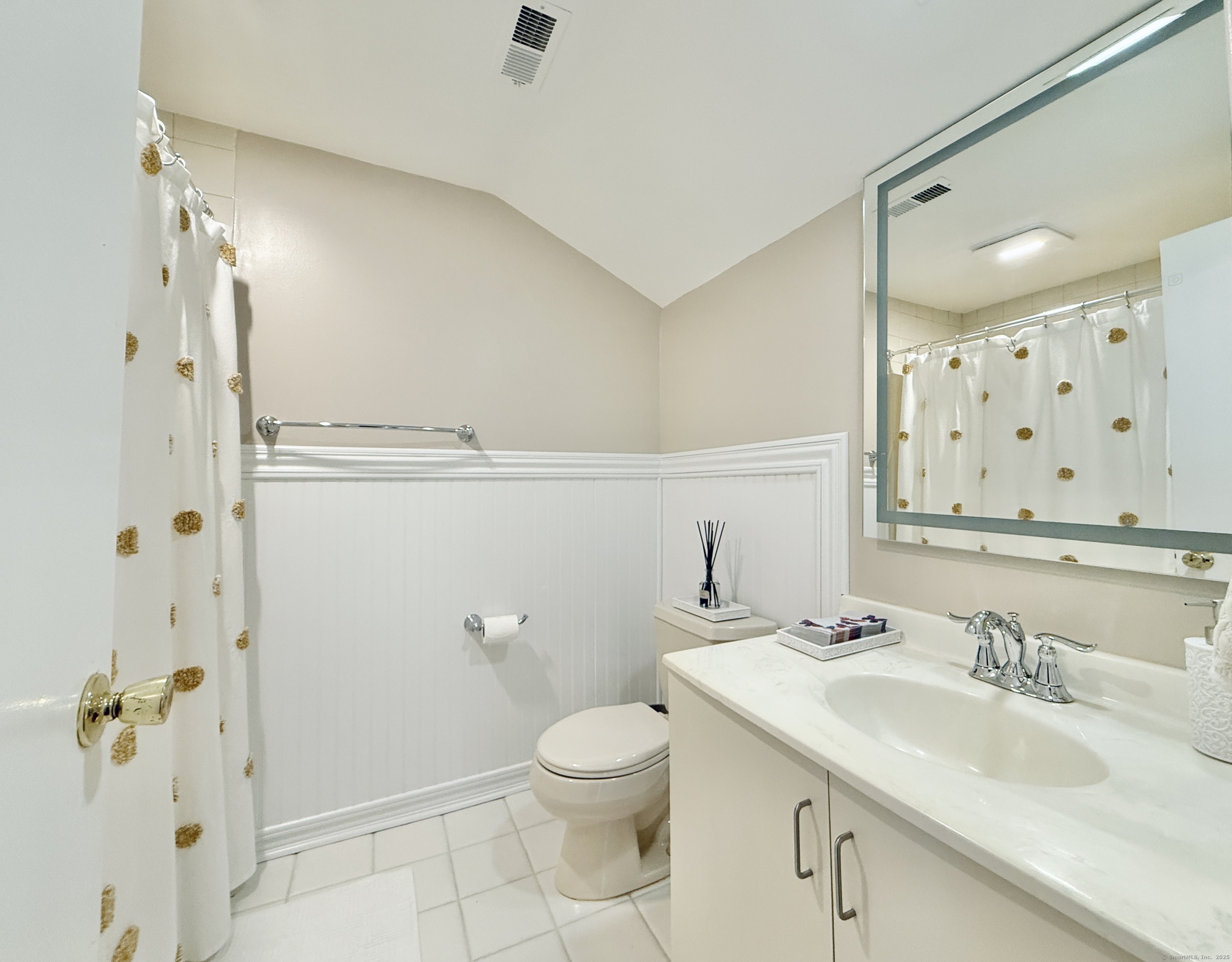 Stamford, Connecticut 06905, United States, 2 Bedrooms Bedrooms, ,2 BathroomsBathrooms,Residential,Pending,76843