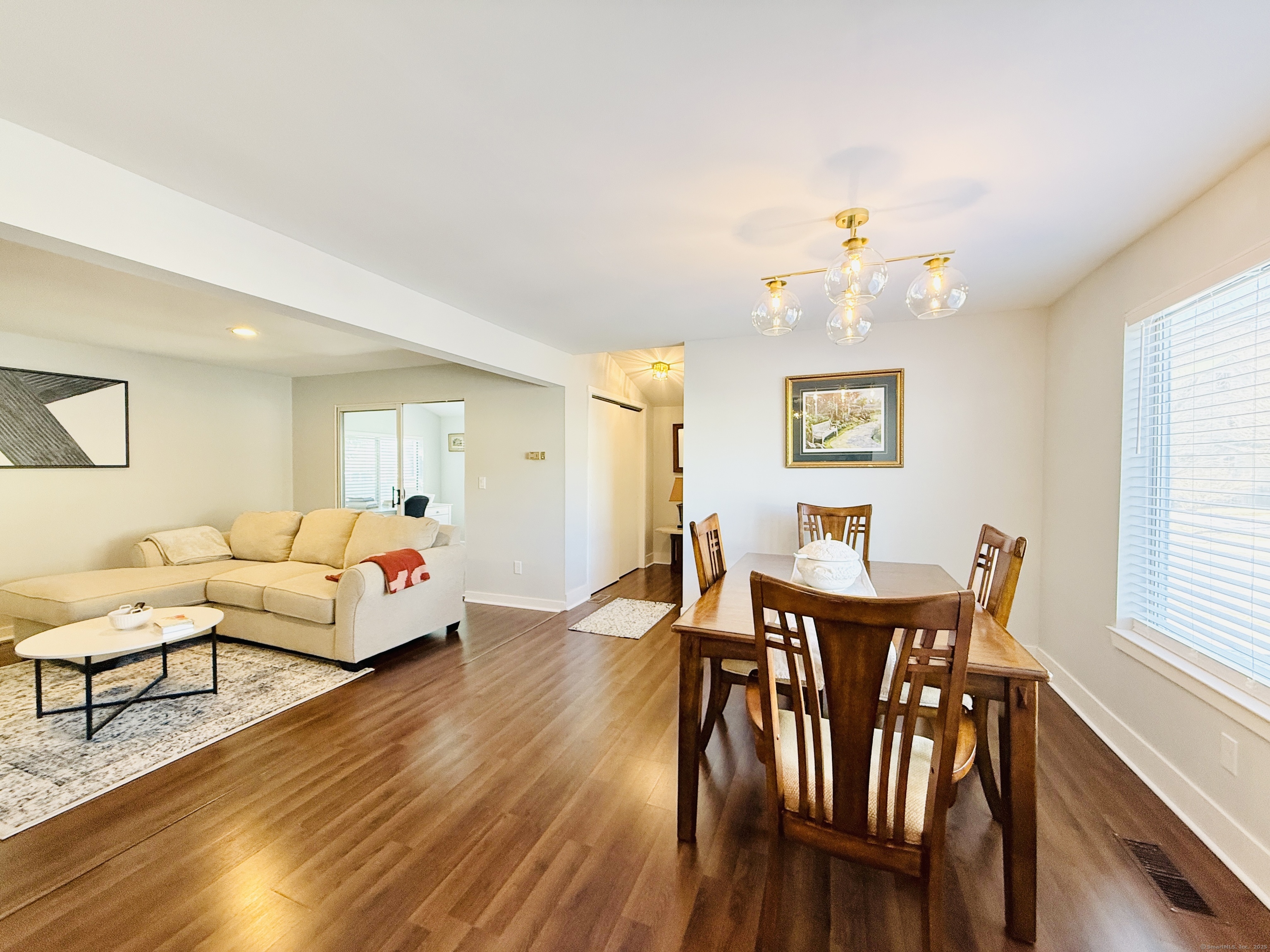 Stamford, Connecticut 06905, United States, 2 Bedrooms Bedrooms, ,2 BathroomsBathrooms,Residential,Pending,76843