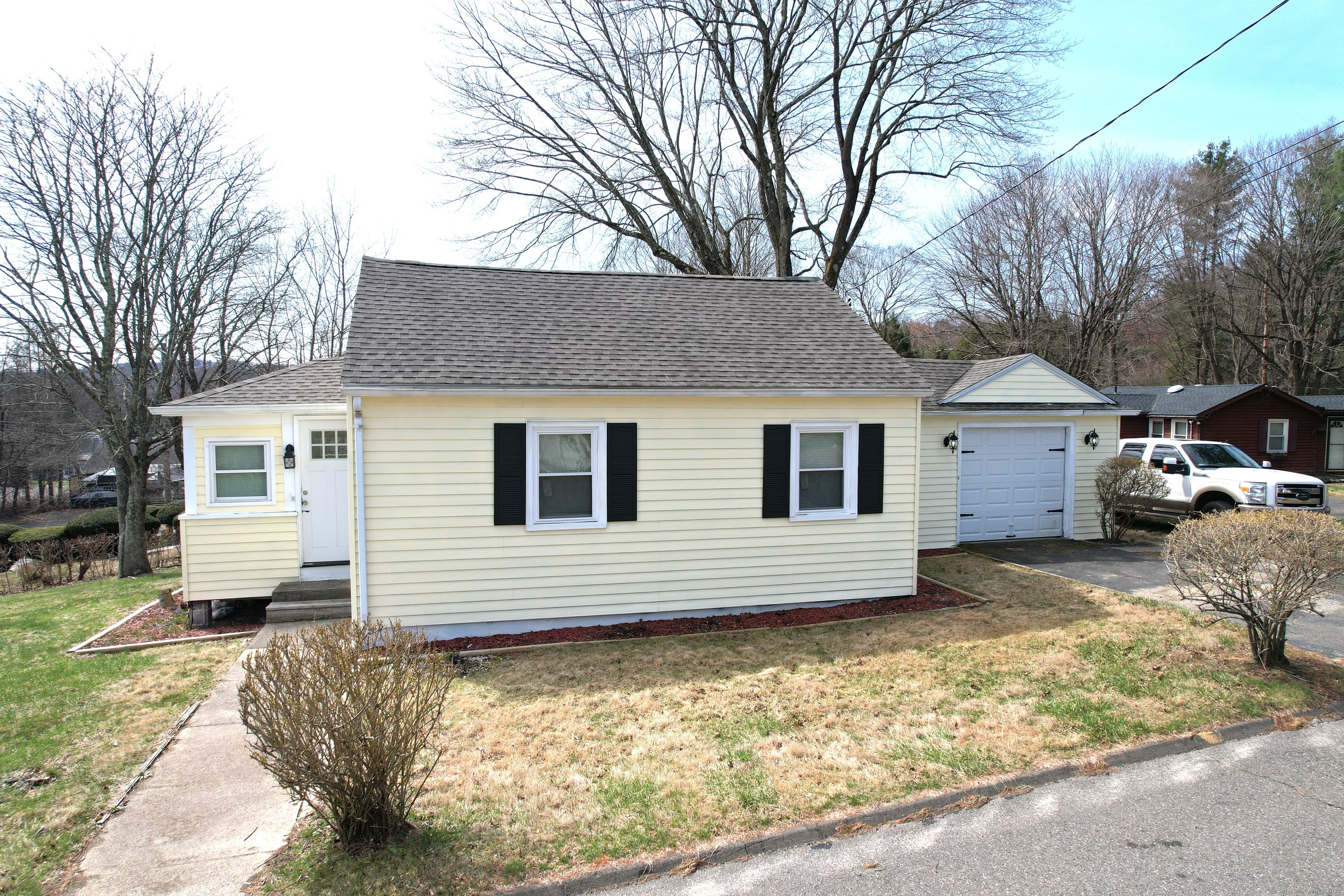 Falls Avenue, Watertown, Connecticut - 2 Bedrooms  
1 Bathrooms  
4 Rooms - 