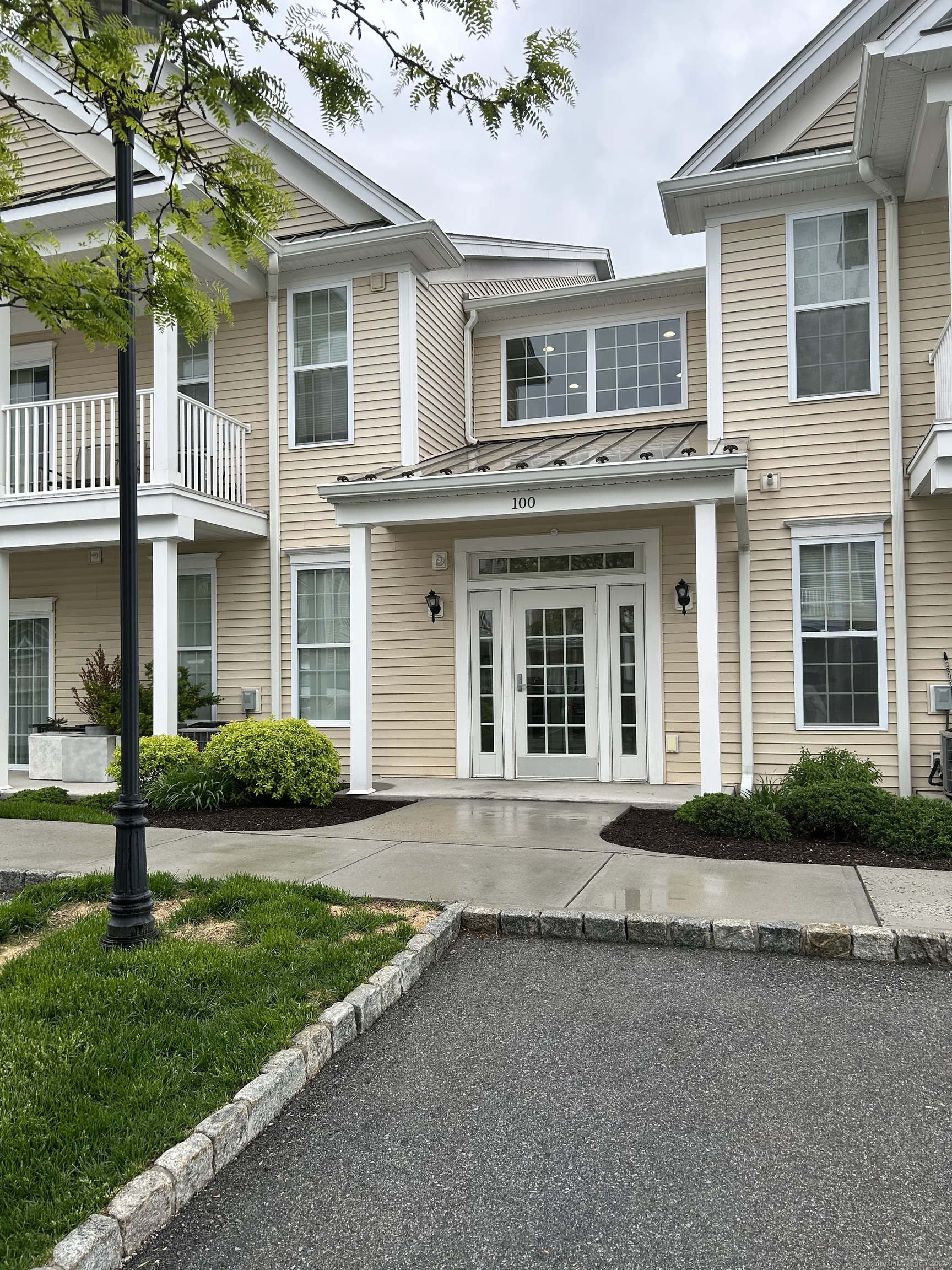 Center Meadow Lane 124, Danbury, Connecticut - 2 Bedrooms  
2 Bathrooms  
4 Rooms - 