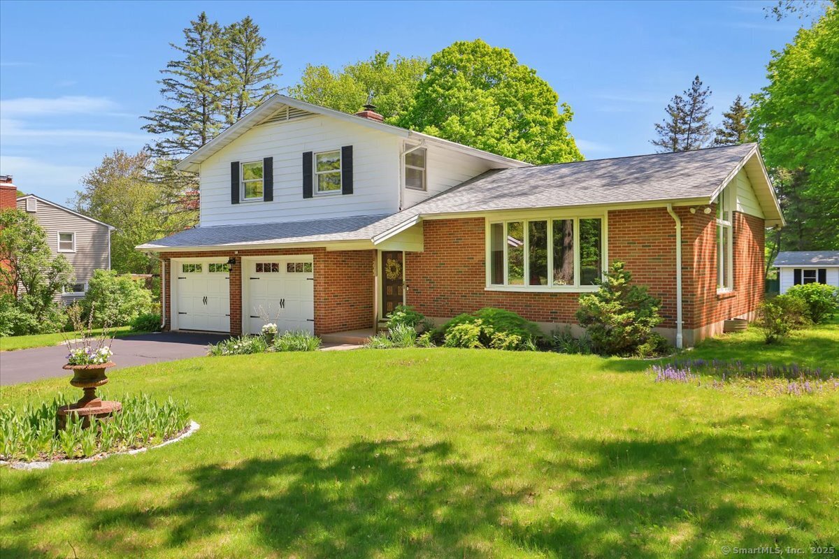 Maple Shade Road, Middletown, Connecticut - 3 Bedrooms  
3.5 Bathrooms  
7 Rooms - 