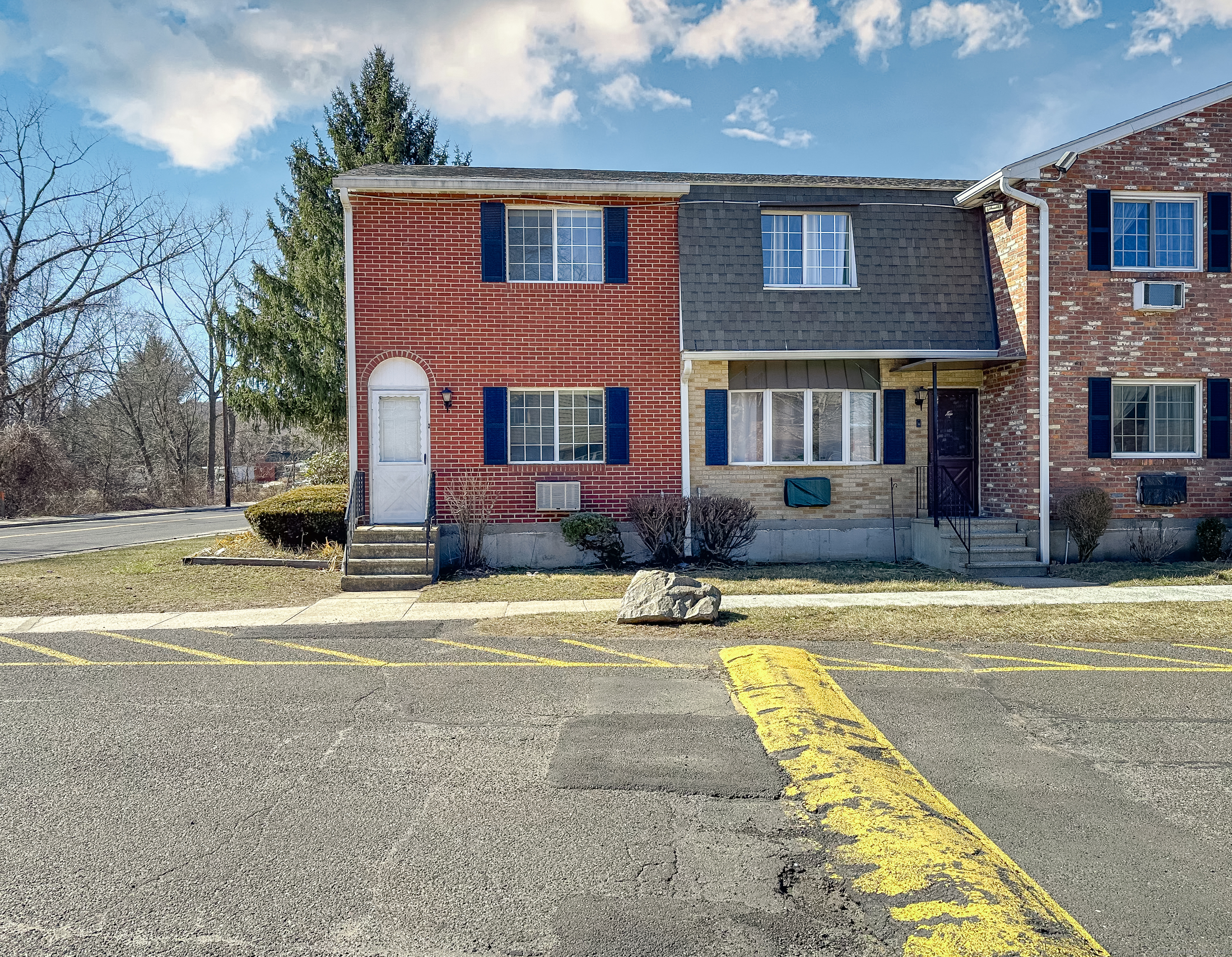 Sharon Road Apt 1, Waterbury, Connecticut - 2 Bedrooms  
1 Bathrooms  
4 Rooms - 