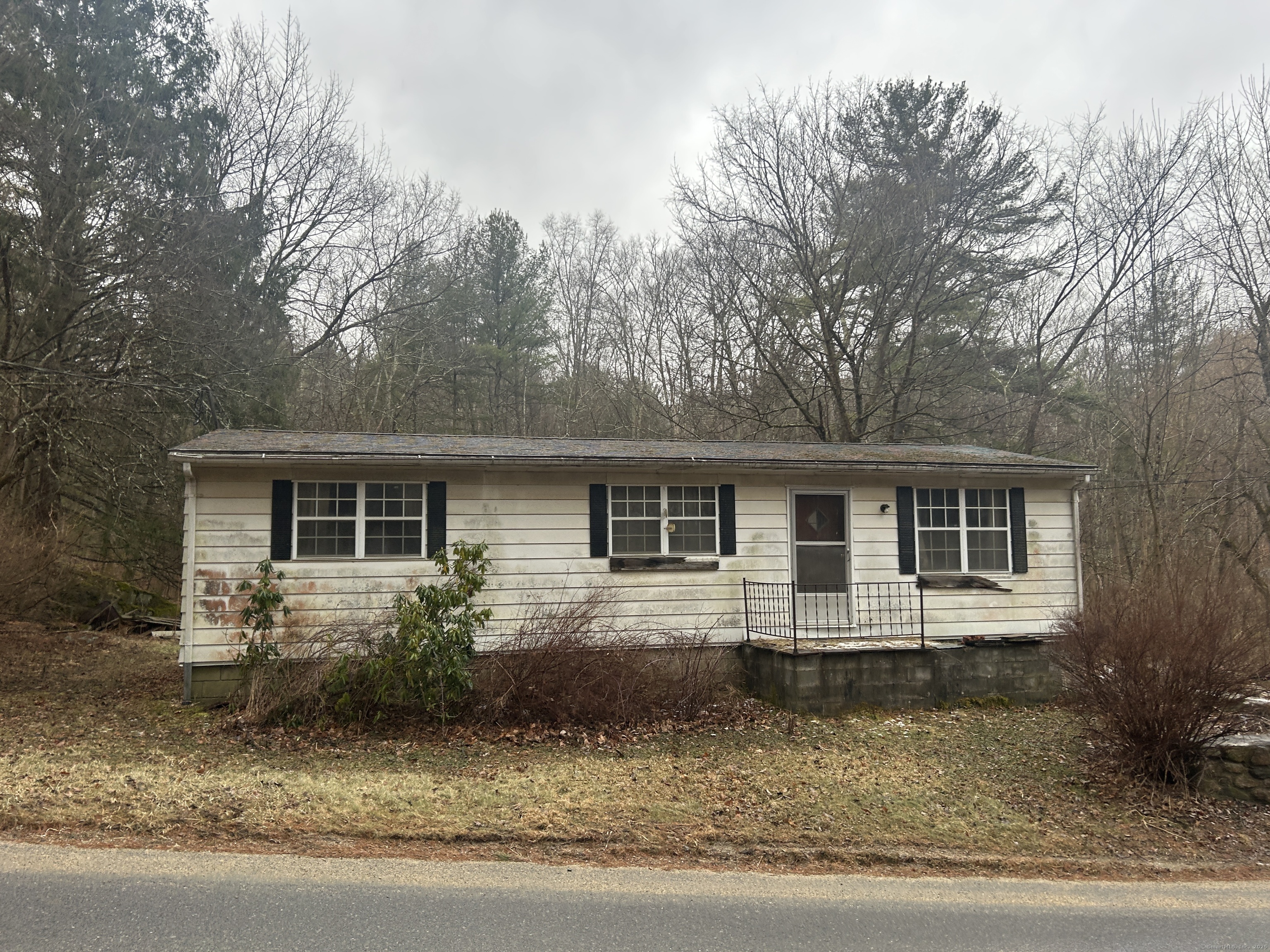 Farnum Road, Salisbury, Connecticut - 2 Bedrooms  
1 Bathrooms  
5 Rooms - 