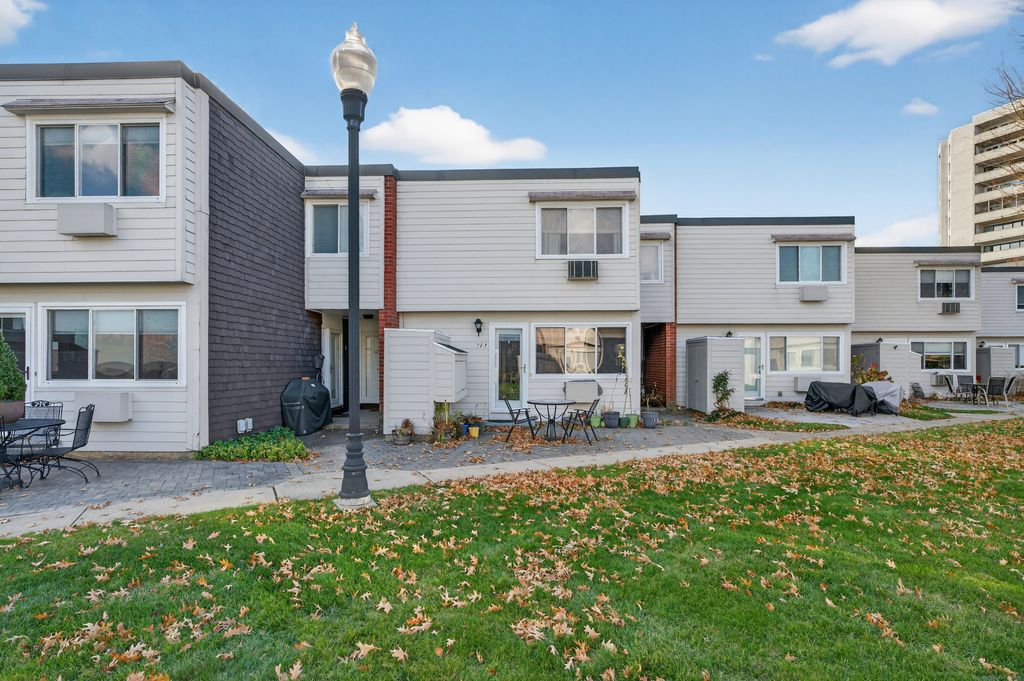 Photo of 142 West Walk #142, West Haven, CT 06516 (MLS # 24144019)