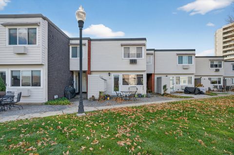 Photo of 142 West Walk #142, West Haven, CT 06516 (MLS # 24144019)