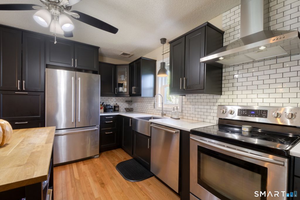 Photo of 10 Guarino Drive, Middletown, CT 06457 (MLS # 24163419)