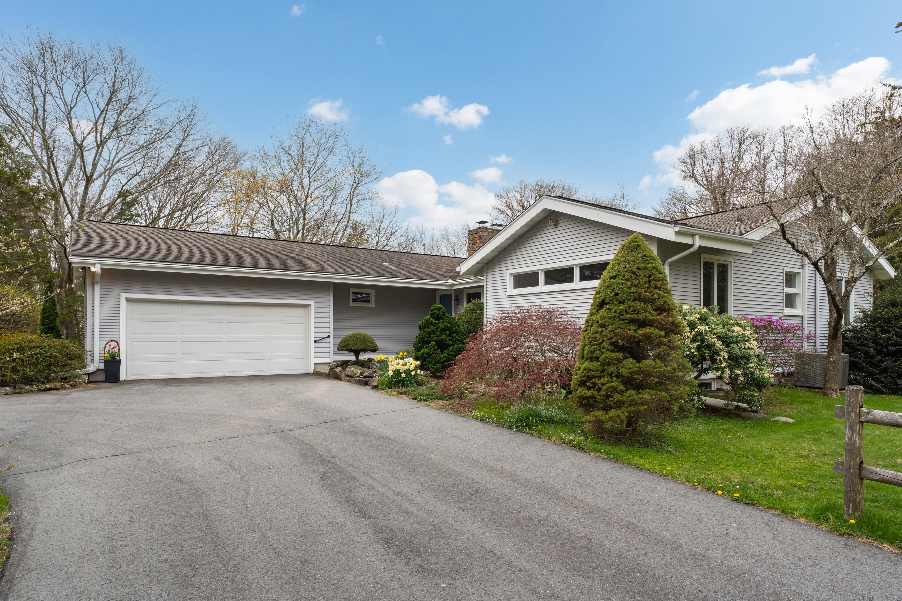 High Meadow Road, Guilford, Connecticut - 4 Bedrooms  
3 Bathrooms  
10 Rooms - 