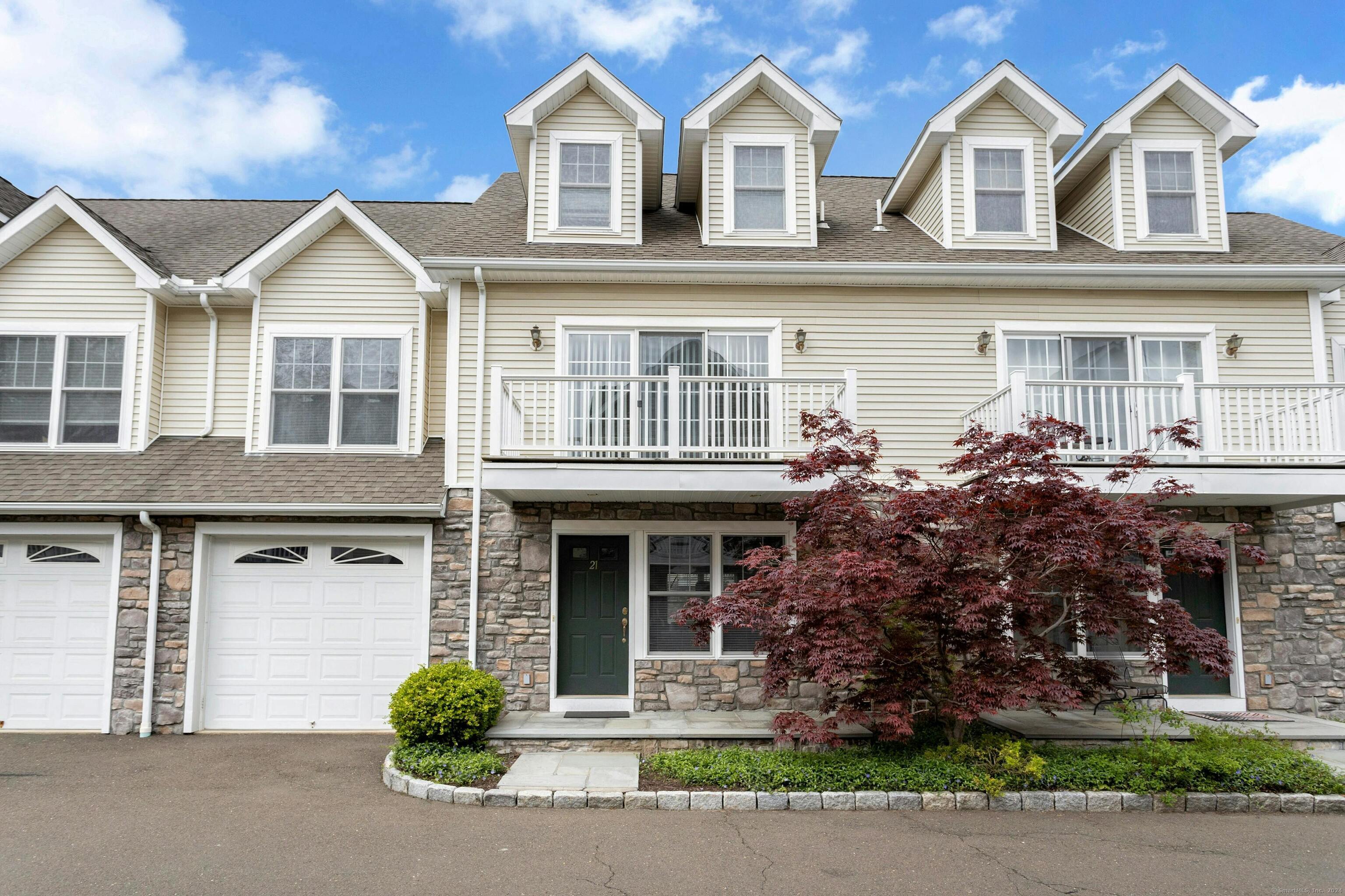 Rental Property at 39 Maple Tree Avenue 21, Stamford, Connecticut - Bedrooms: 2 
Bathrooms: 2.5 
Rooms: 7  - $4,200 MO.