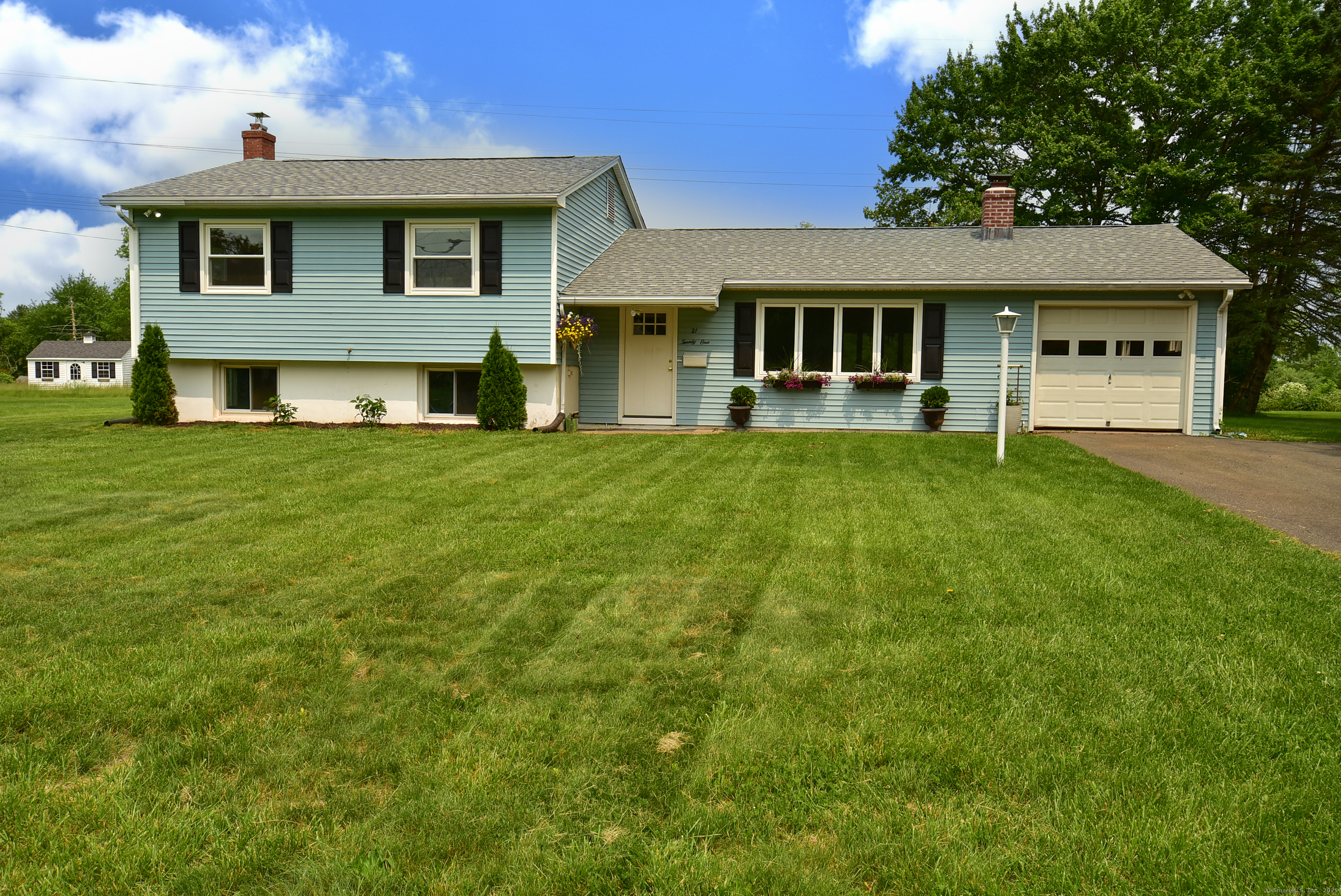 Craigmore Road, Bloomfield, Connecticut - 4 Bedrooms  
4 Bathrooms  
8 Rooms - 