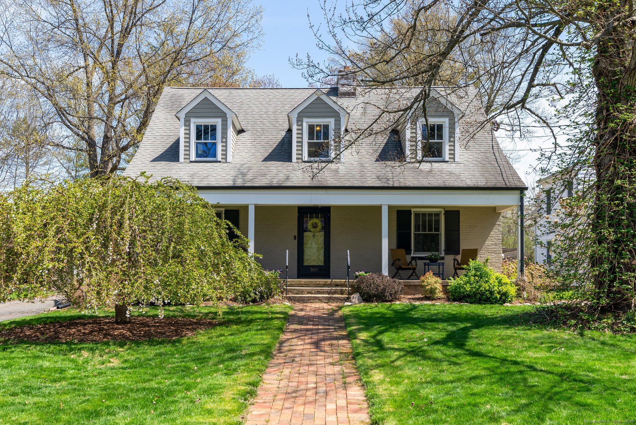 Auburn Road, West Hartford, Connecticut - 3 Bedrooms  
3 Bathrooms  
6 Rooms - 