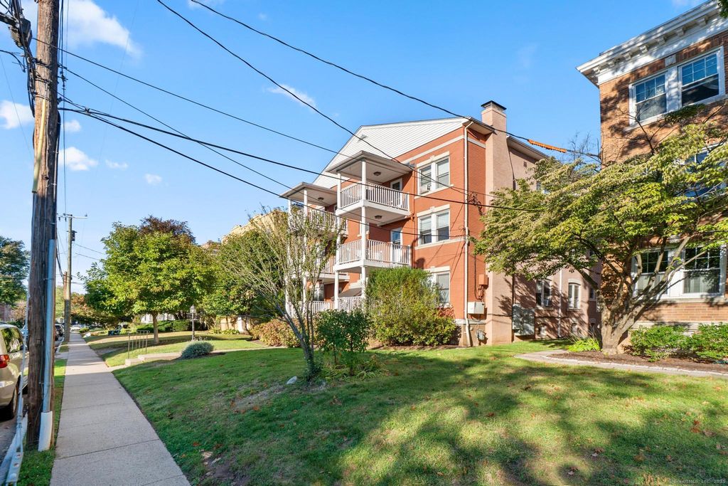 Photo of 26 Robin Road #APT 3, West Hartford, CT 06119 (MLS # 24132651)