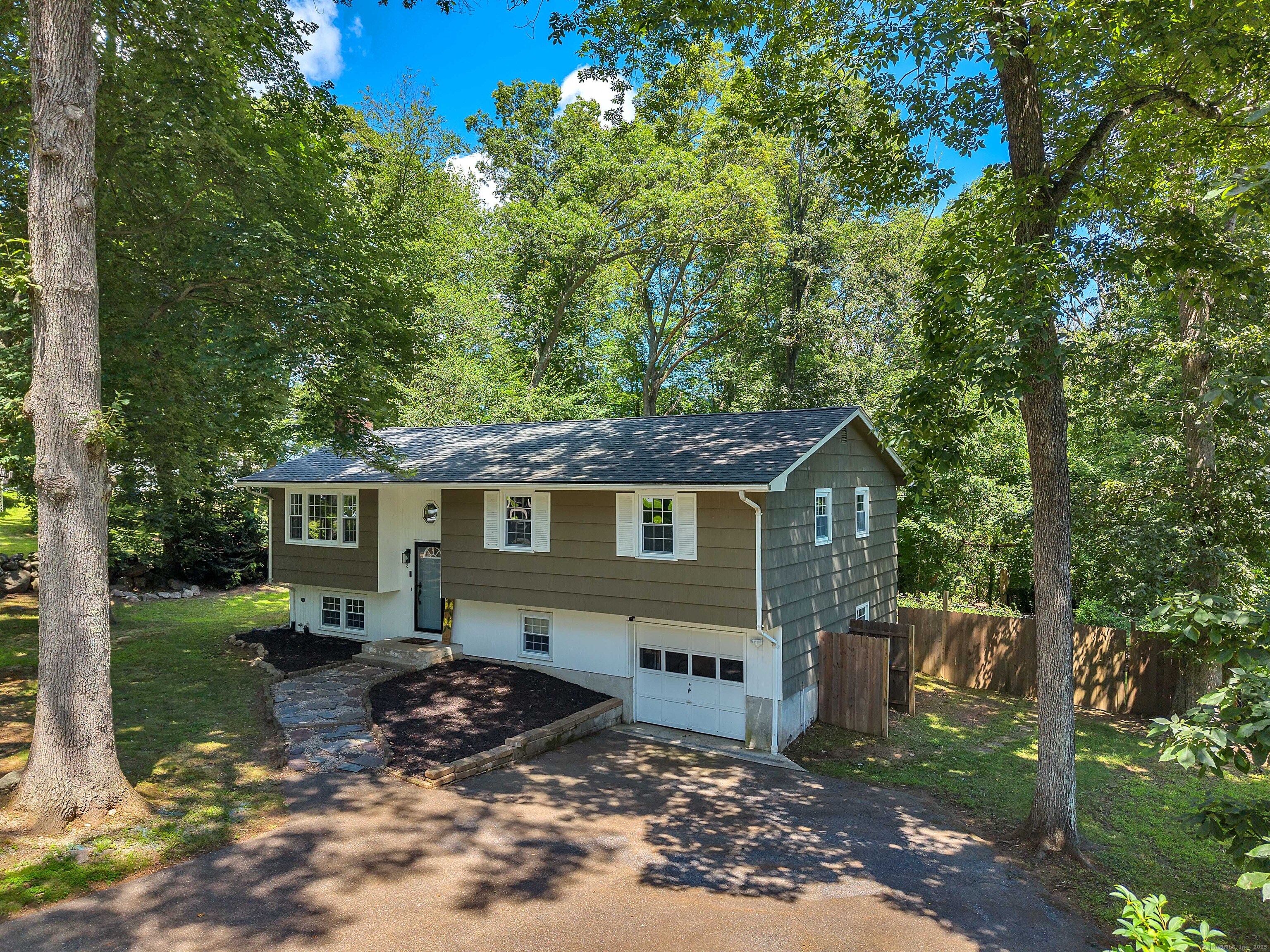 8 Oakwood Drive