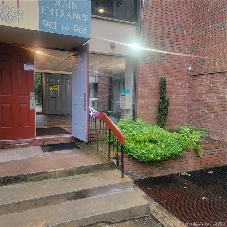 Rental Property at High Path Road 947, Windsor, Connecticut - Bedrooms: 2 
Bathrooms: 2 
Rooms: 5  - $1,675 MO.