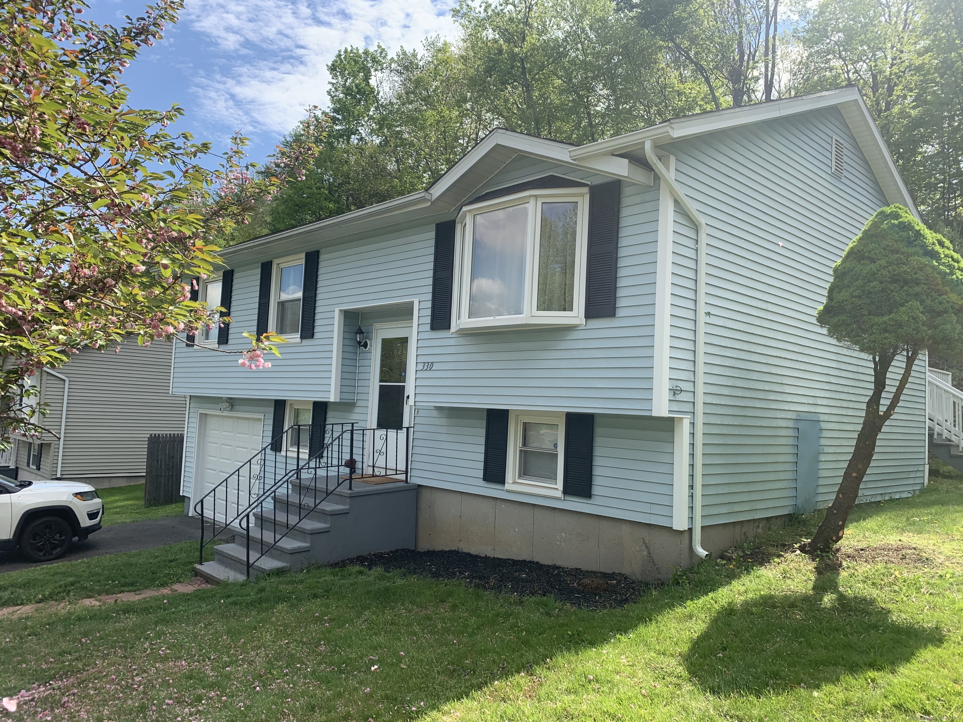 330 Morning Dove Road, Naugatuck, Connecticut - 3 Bedrooms  
2 Bathrooms  
6 Rooms - 