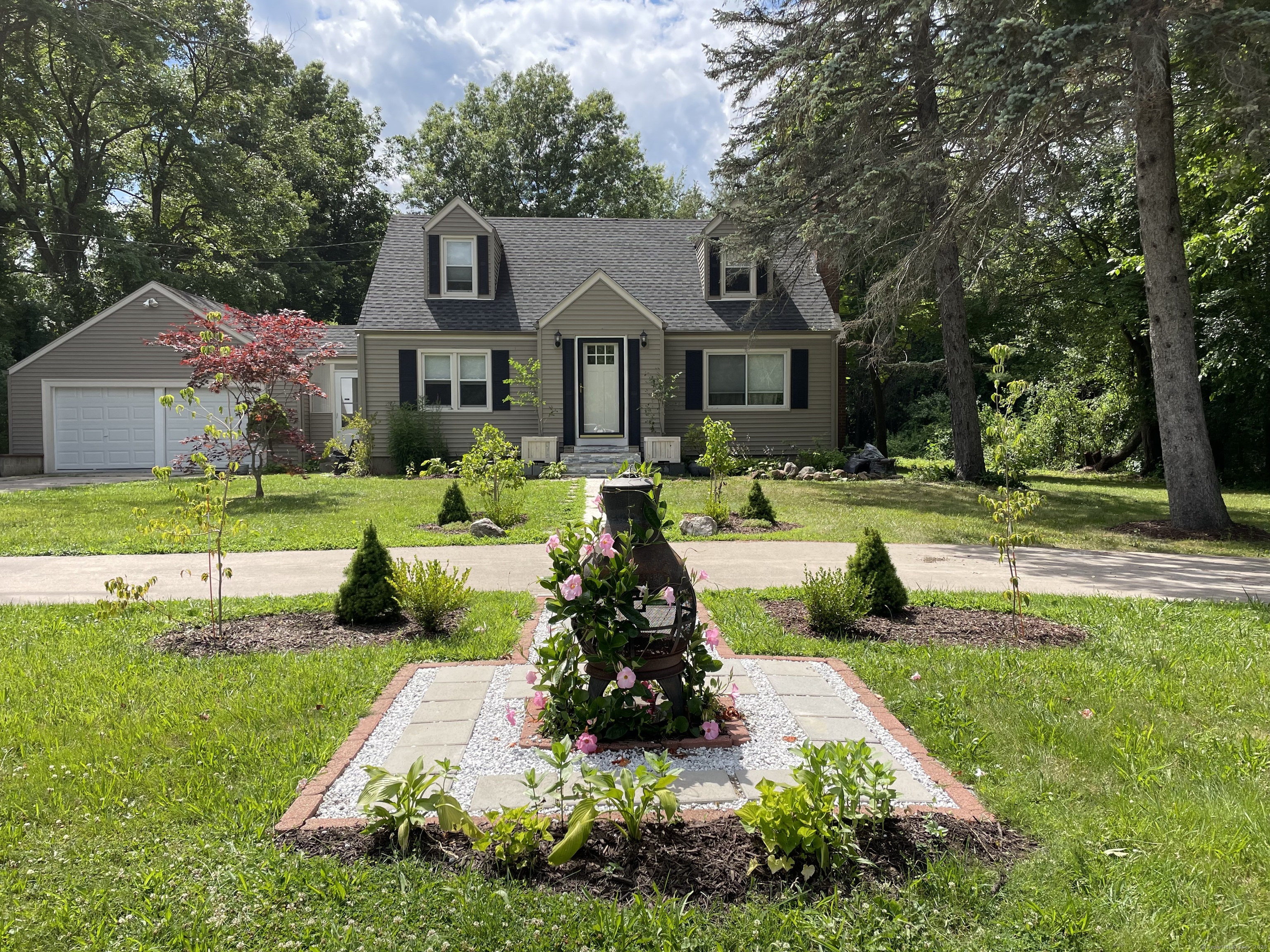 Rental Property at Hall Boulevard, Bloomfield, Connecticut - Bedrooms: 3 
Bathrooms: 2 
Rooms: 6  - $4,000 MO.