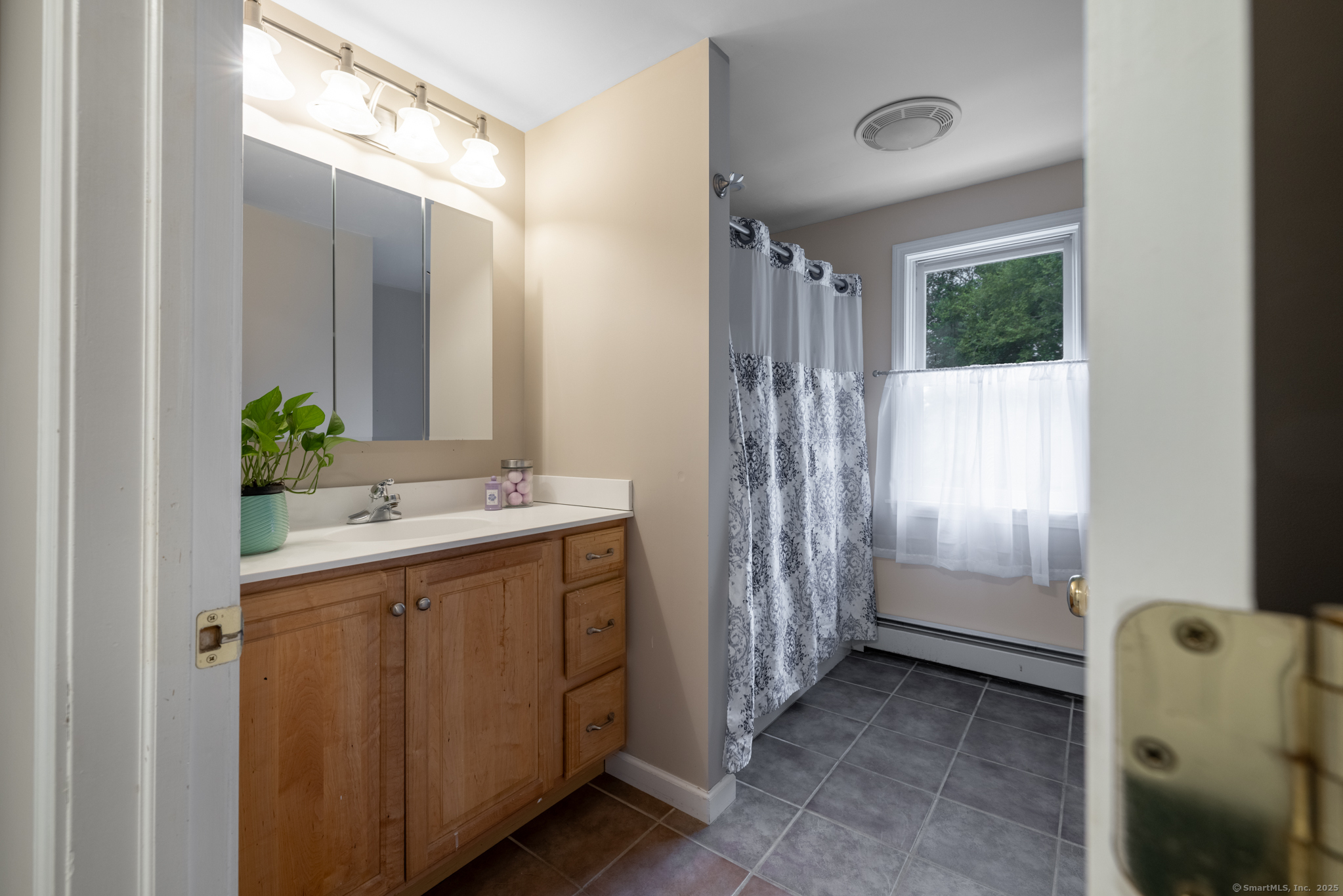 Andover, Connecticut 06232, United States, 5 Bedrooms Bedrooms, ,3 BathroomsBathrooms,Residential,Pending,186236