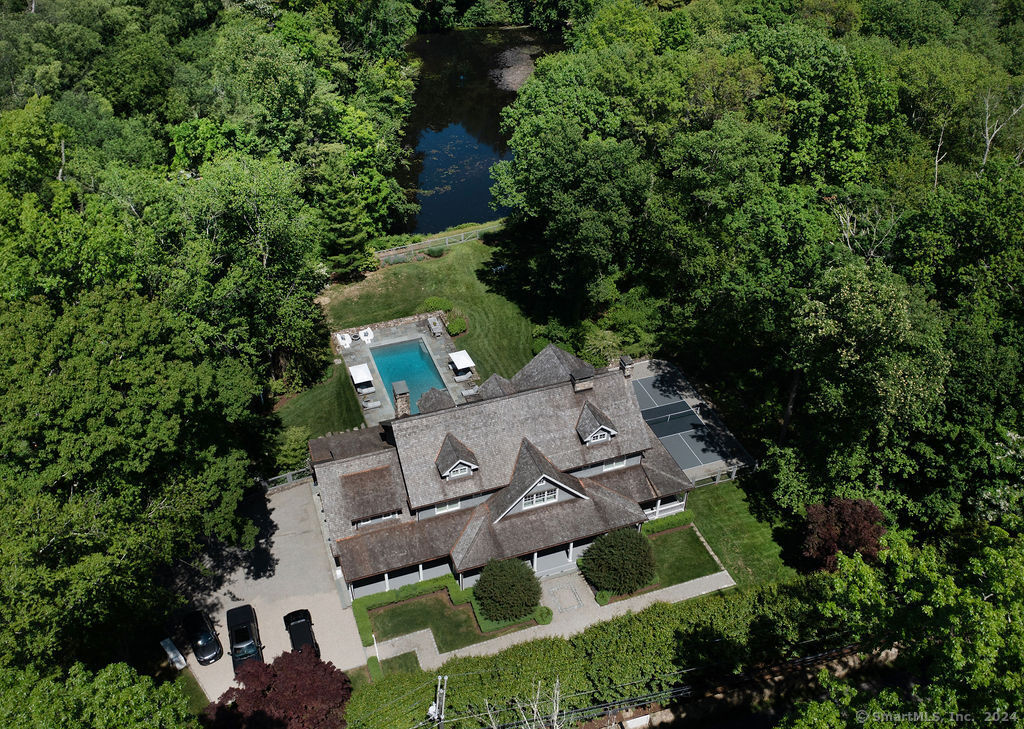 533 Valley Road, New Canaan, Connecticut - 5 Bedrooms  
7.5 Bathrooms  
10 Rooms - 