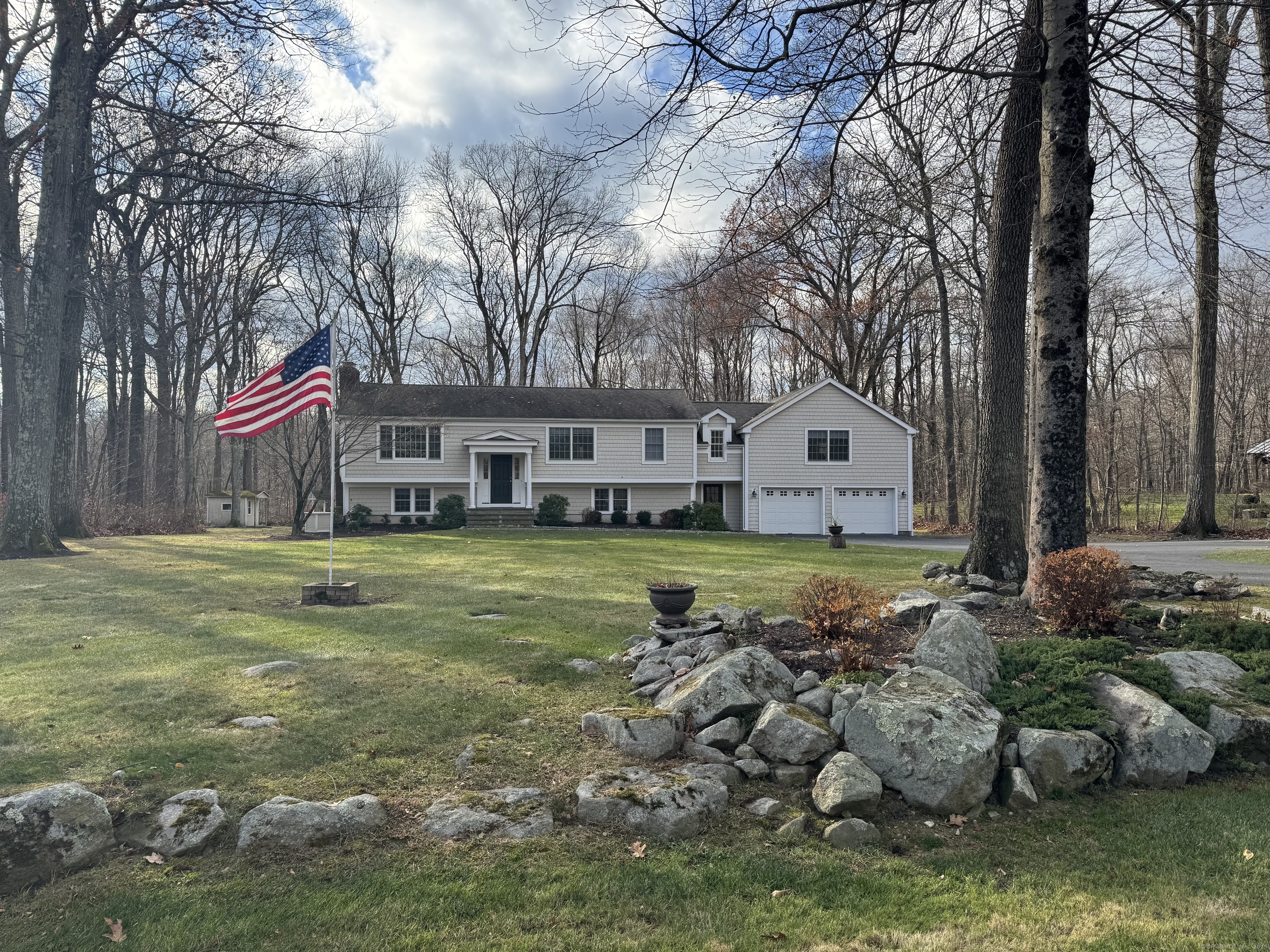 Flat Rock Drive, Ridgefield, Connecticut - 5 Bedrooms  
4 Bathrooms  
12 Rooms - 