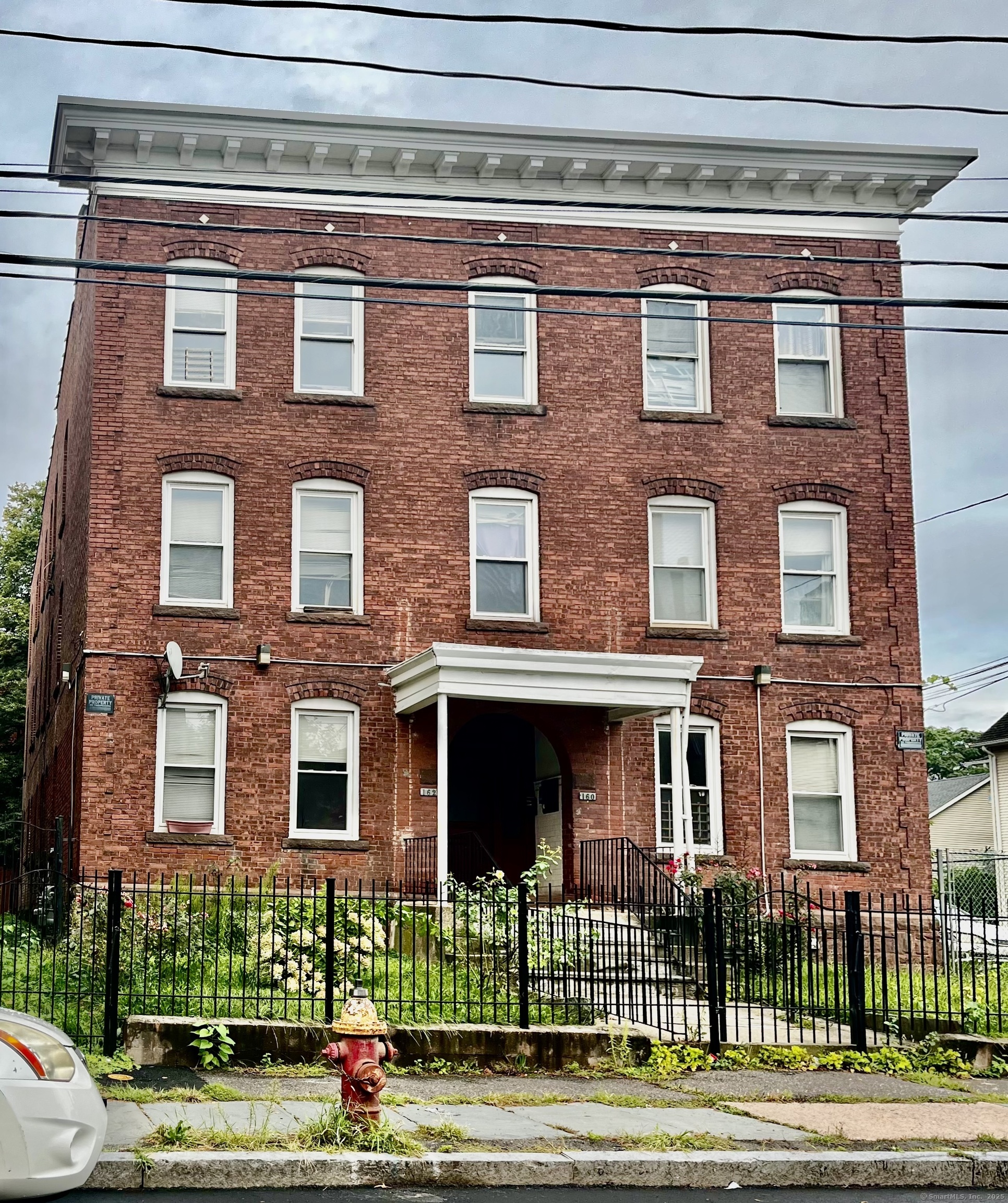Lawrence Street, Hartford, Connecticut - 3 Bedrooms  
1 Bathrooms  
6 Rooms - 