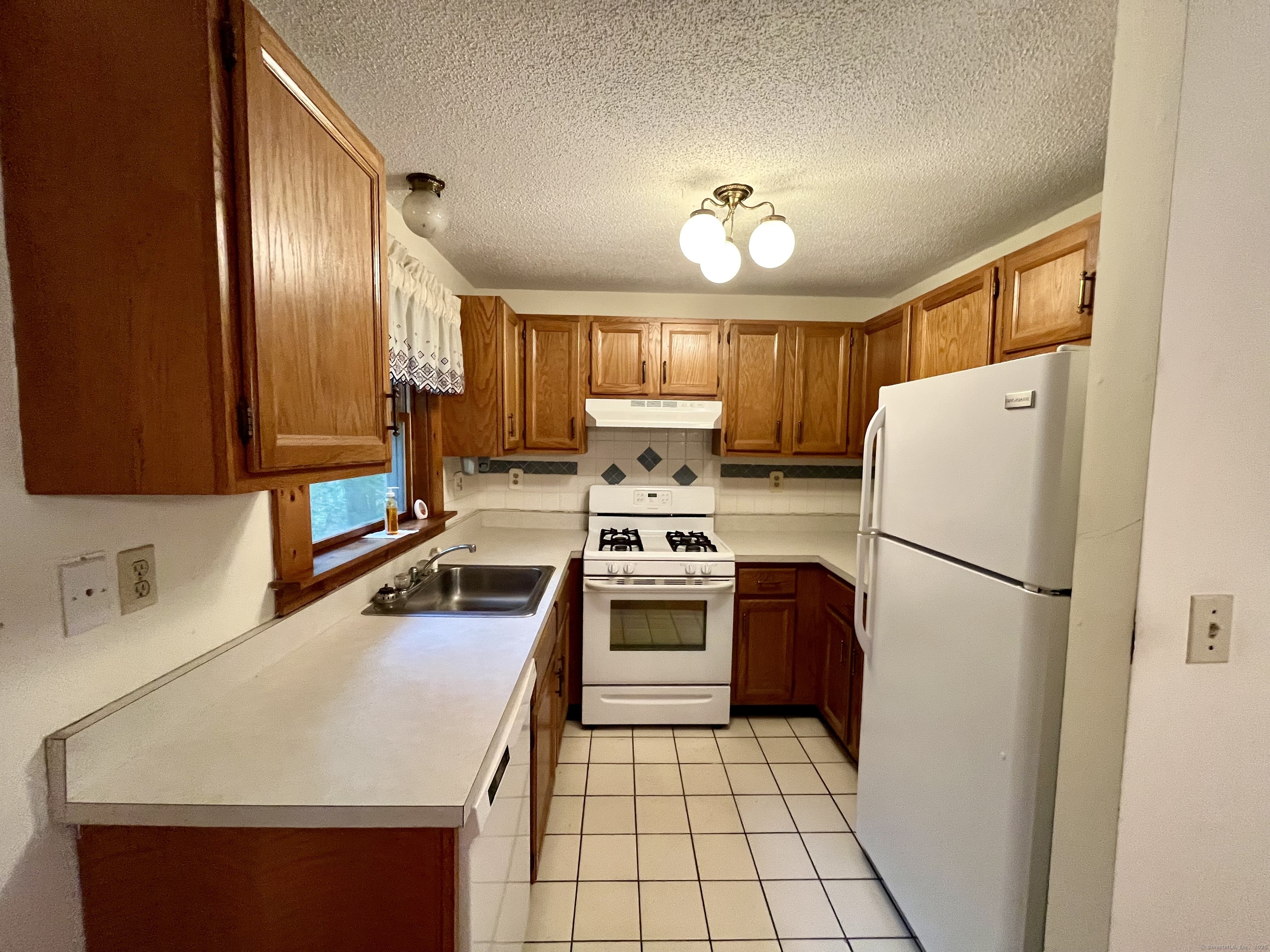 391 Adams Street #APT 13, Manchester, Connecticut image 2
