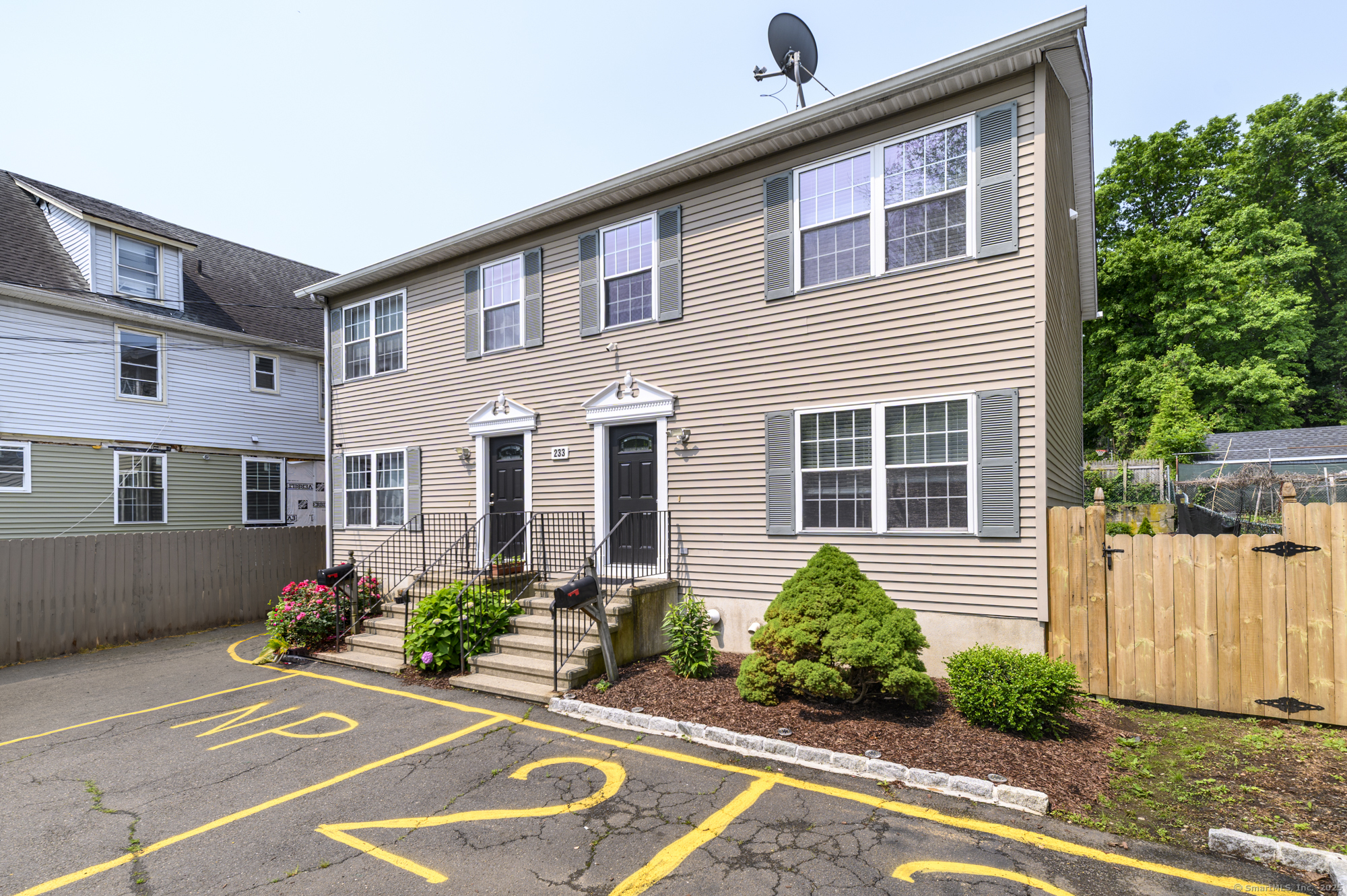 Fairfield Avenue, Stamford, Connecticut - 3 Bedrooms  
3 Bathrooms  
9 Rooms - 