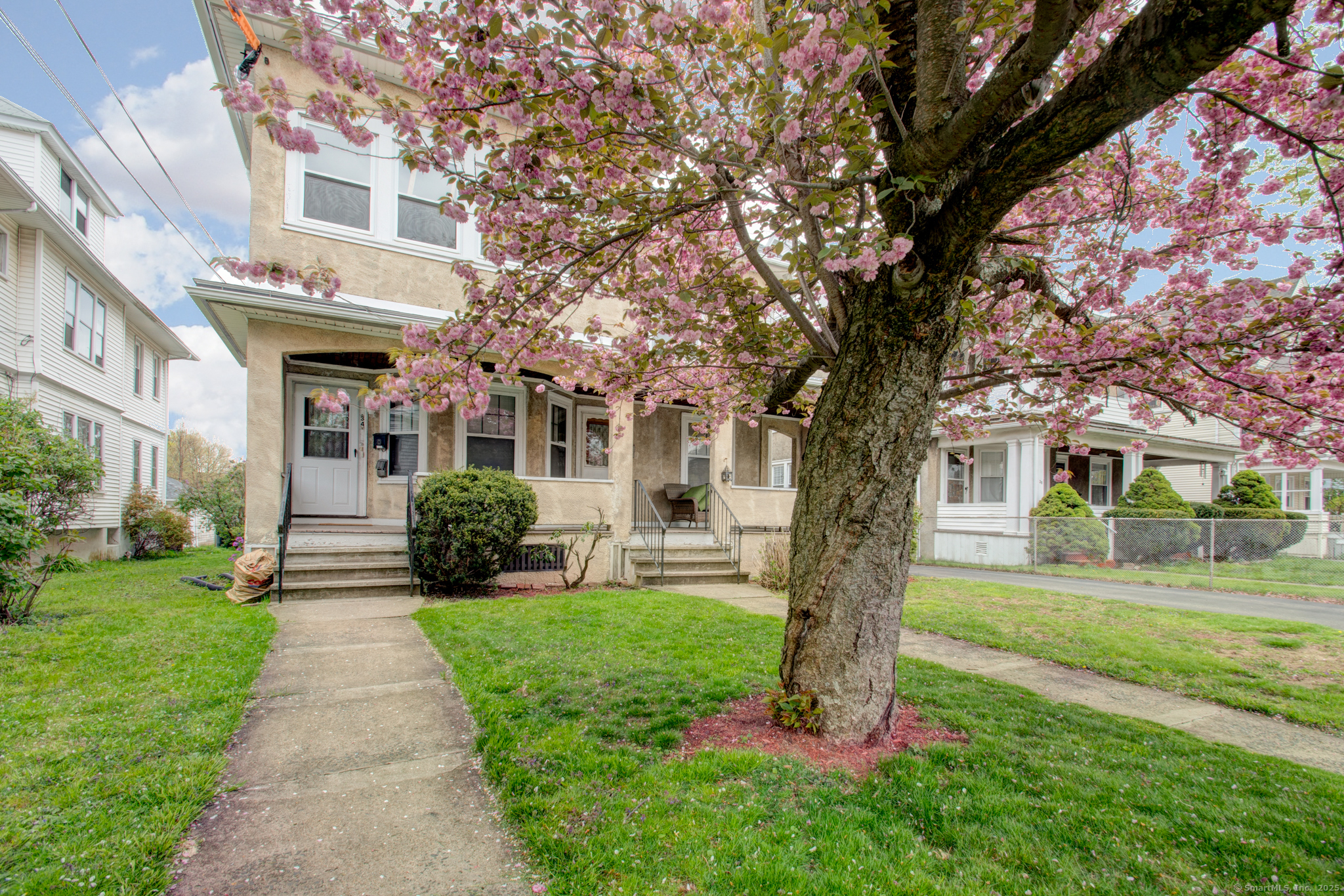 Maplewood Avenue, West Hartford, Connecticut - 2 Bedrooms  
1 Bathrooms  
6 Rooms - 